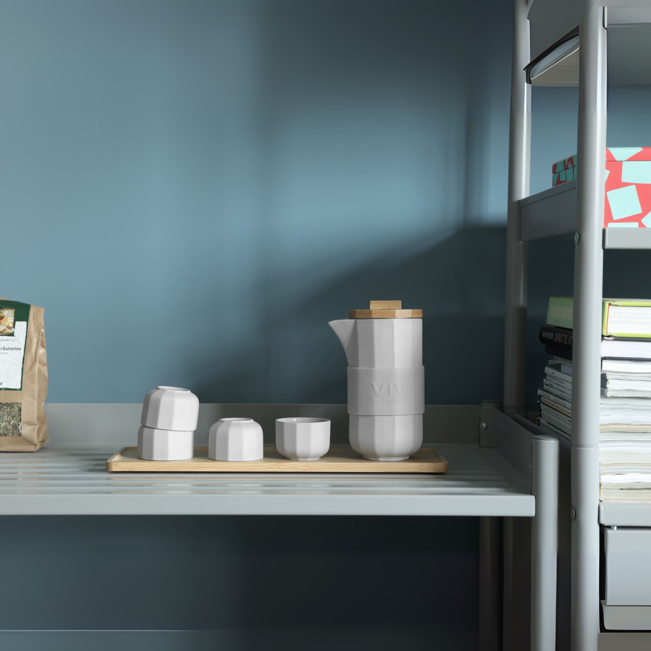 Grijze Alexander theeset van Viva Scandinavia met kopjes en accessoires, gepresenteerd op houten serveerplank in interieur.