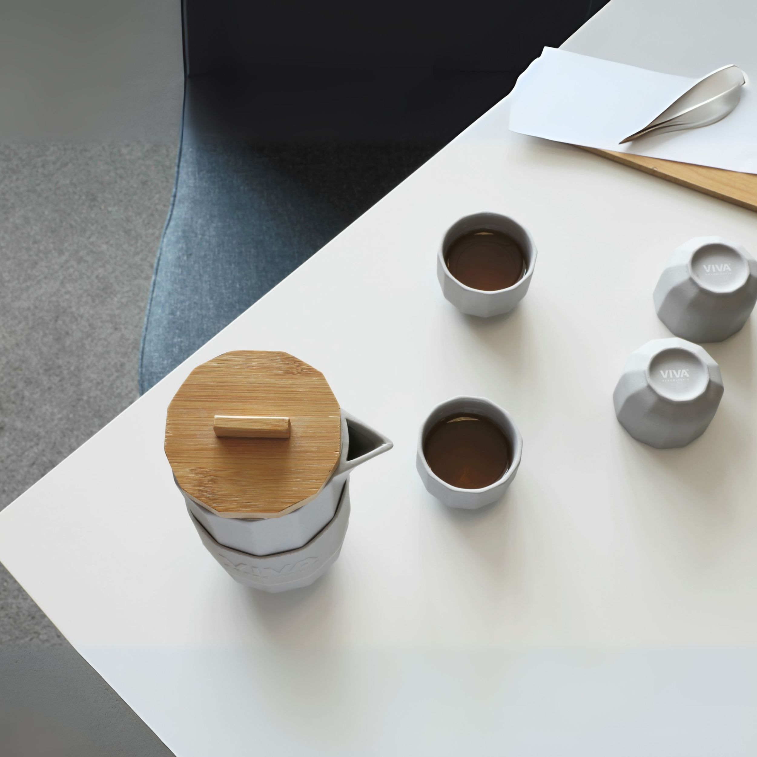 Alexander theeset in grijs porselein van Viva Scandinavia, geserveerd met thee in de kopjes op een moderne tafelsetting.