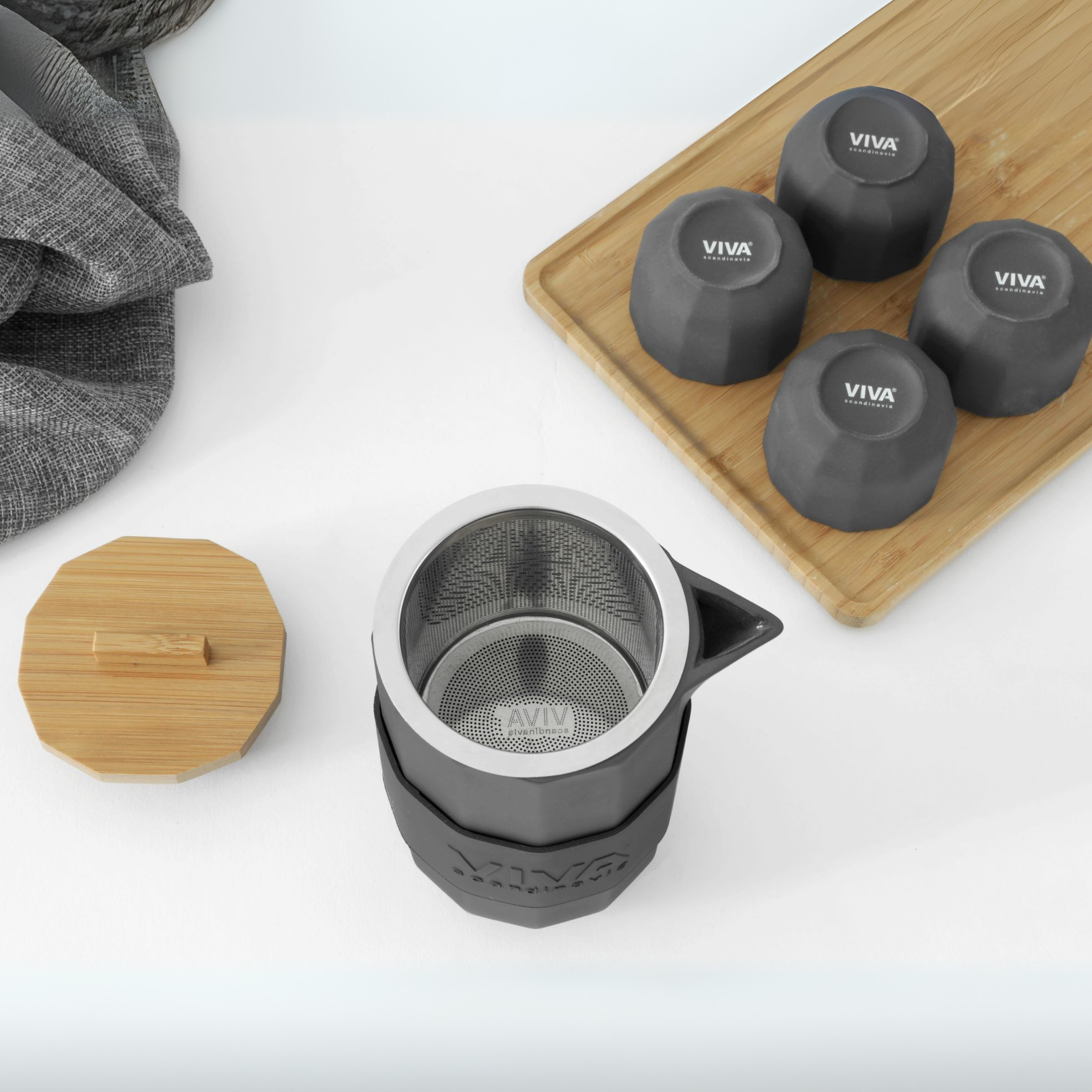 Alexander theeset van Viva Scandinavia – bovenaanzicht met theepot, vier kopjes en houten deksel op een dienblad