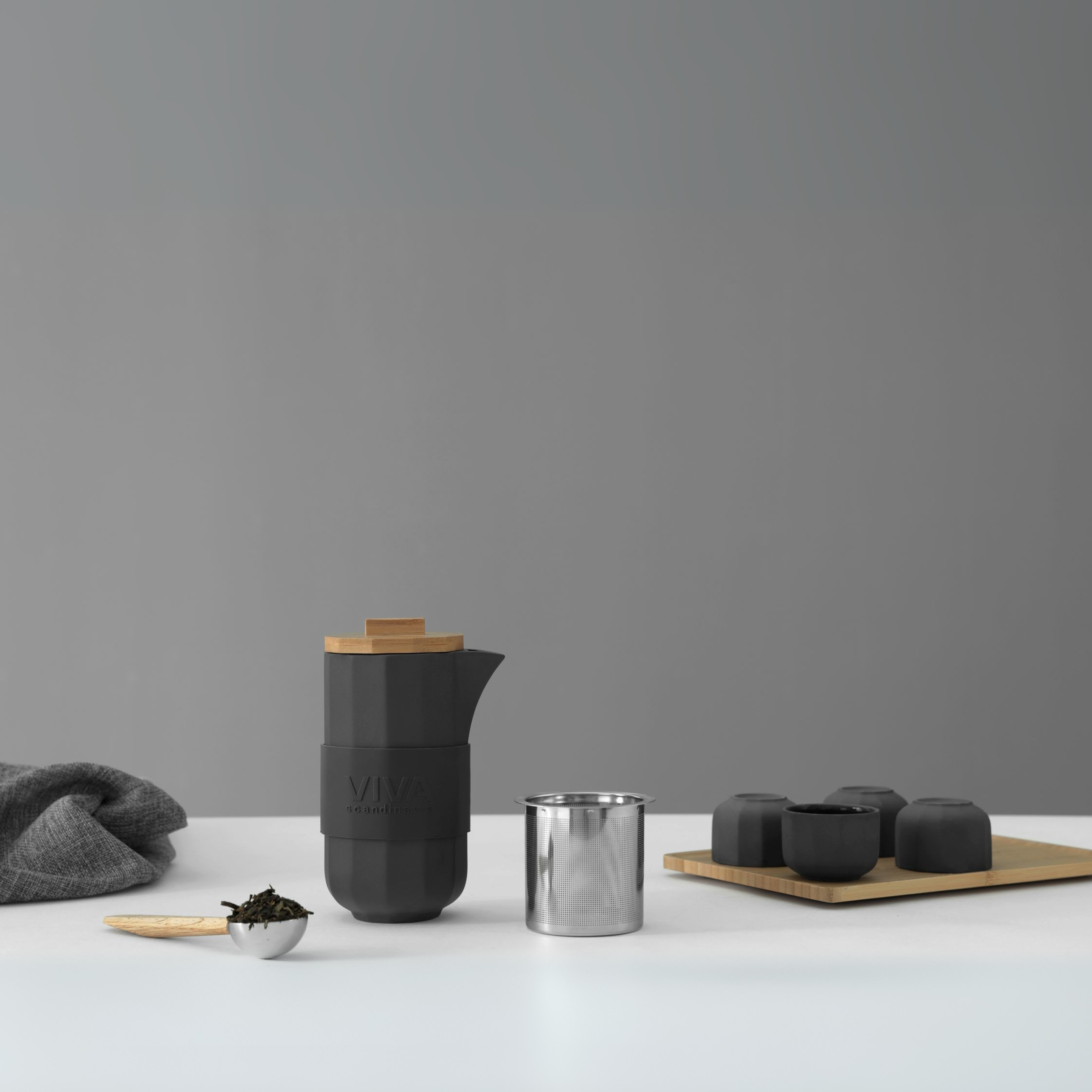 Alexander theeset van Viva Scandinavia – theepot met houten deksel, RVS theefilter en kopjes op een dienblad