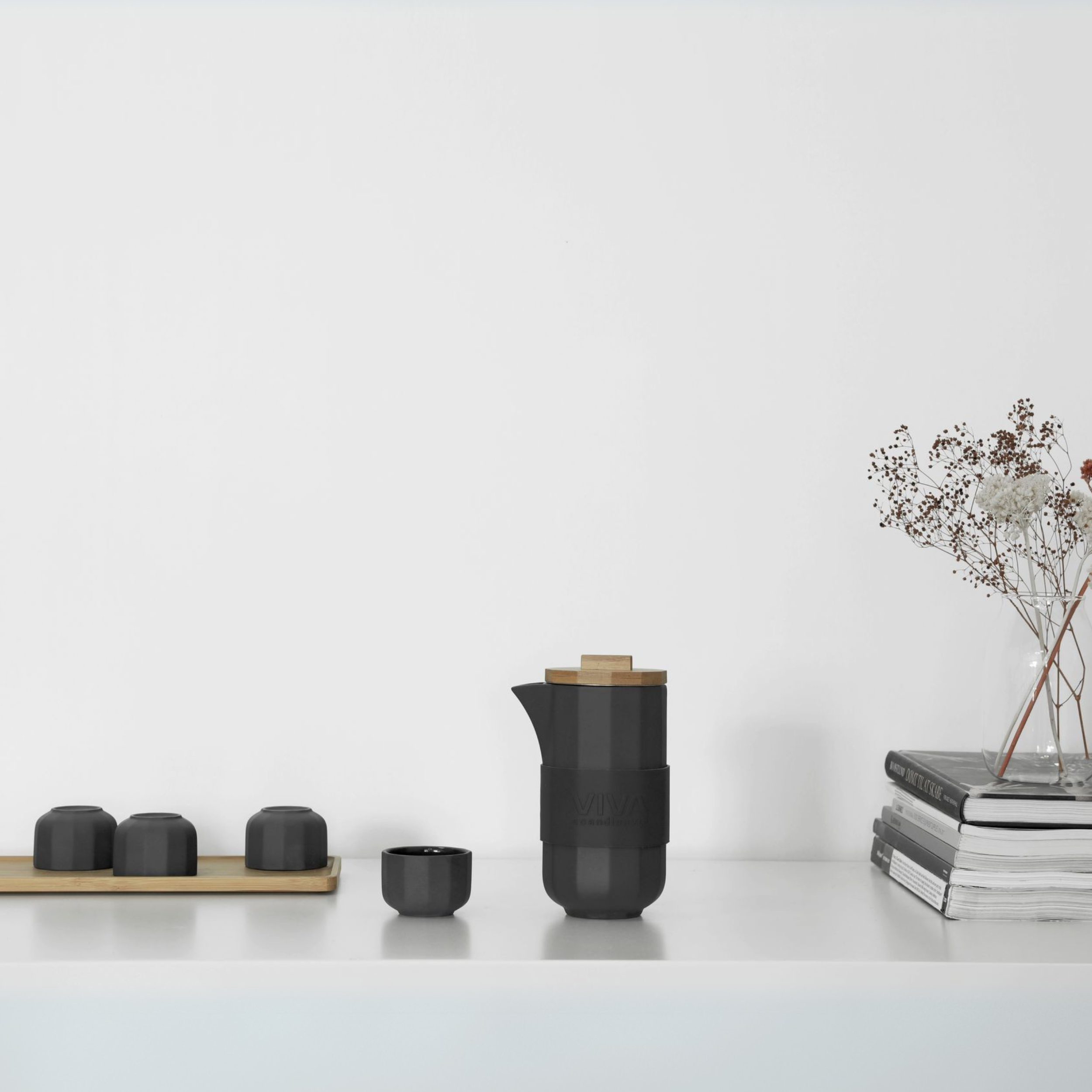 Alexander theeset van Viva Scandinavia – Scandinavisch design met theepot en kopjes op een moderne tafelopstelling
