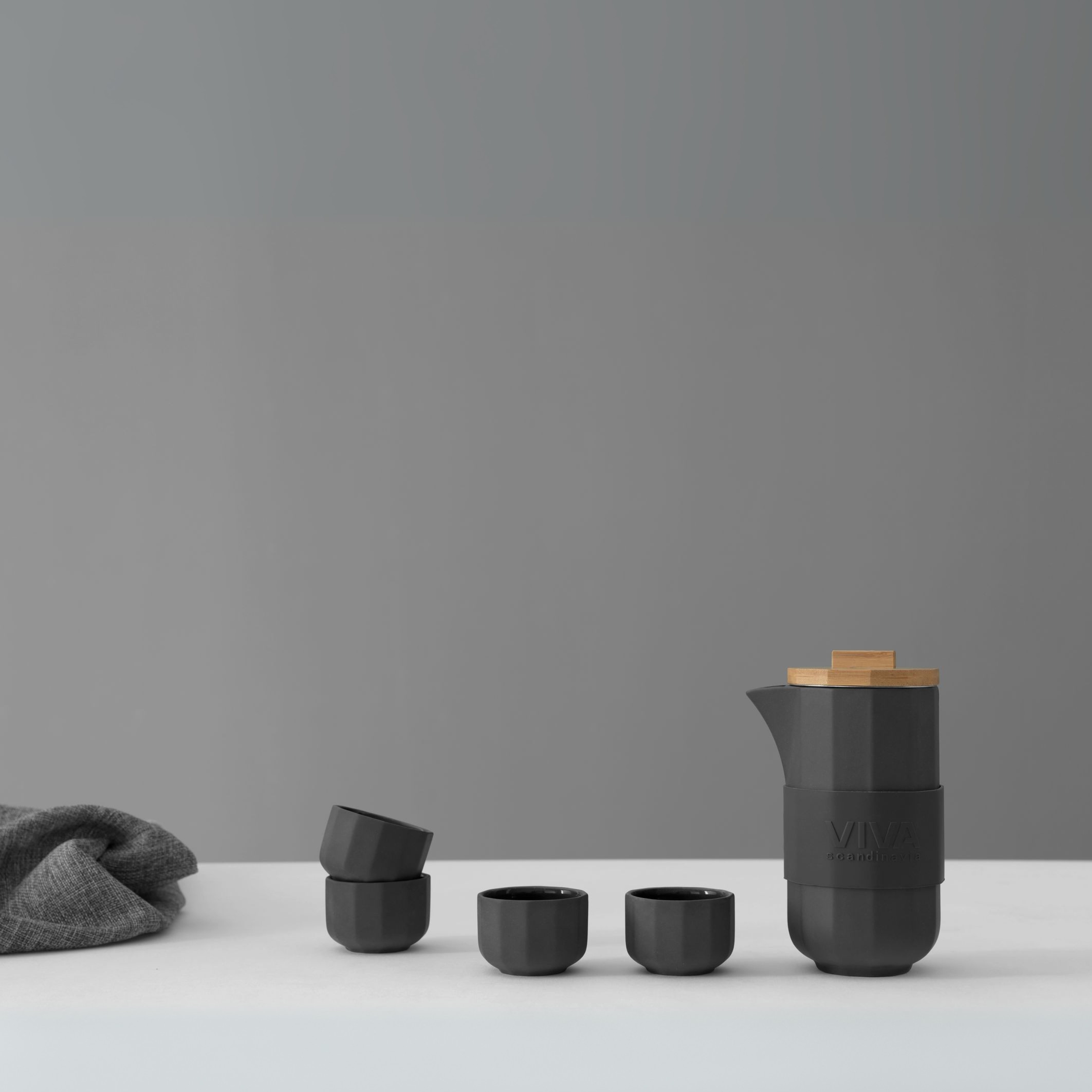 Alexander theeset van Viva Scandinavia – theepot en drie kopjes in minimalistisch Scandinavisch interieur