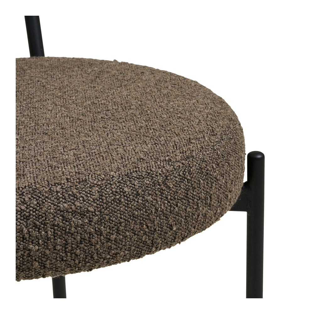 Detailfoto van de bruine bouclé stof van de Badalona eetkamerstoel, zachte en duurzame bekleding van House Nordic.