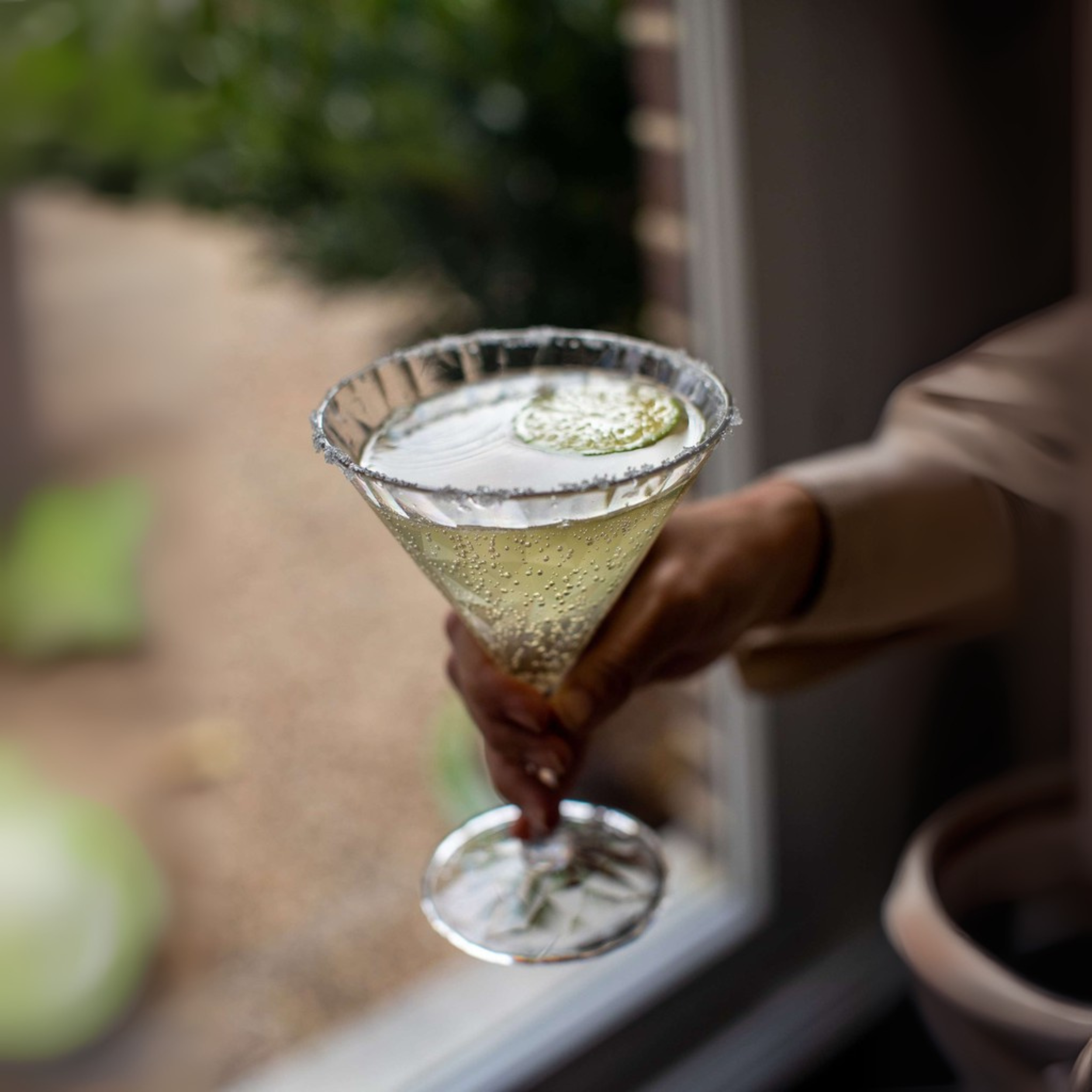 Koziol Superglas Club No. 12 cocktailglas van 250 ml gevuld met cocktail en limoen, duurzaam en breukvrij.