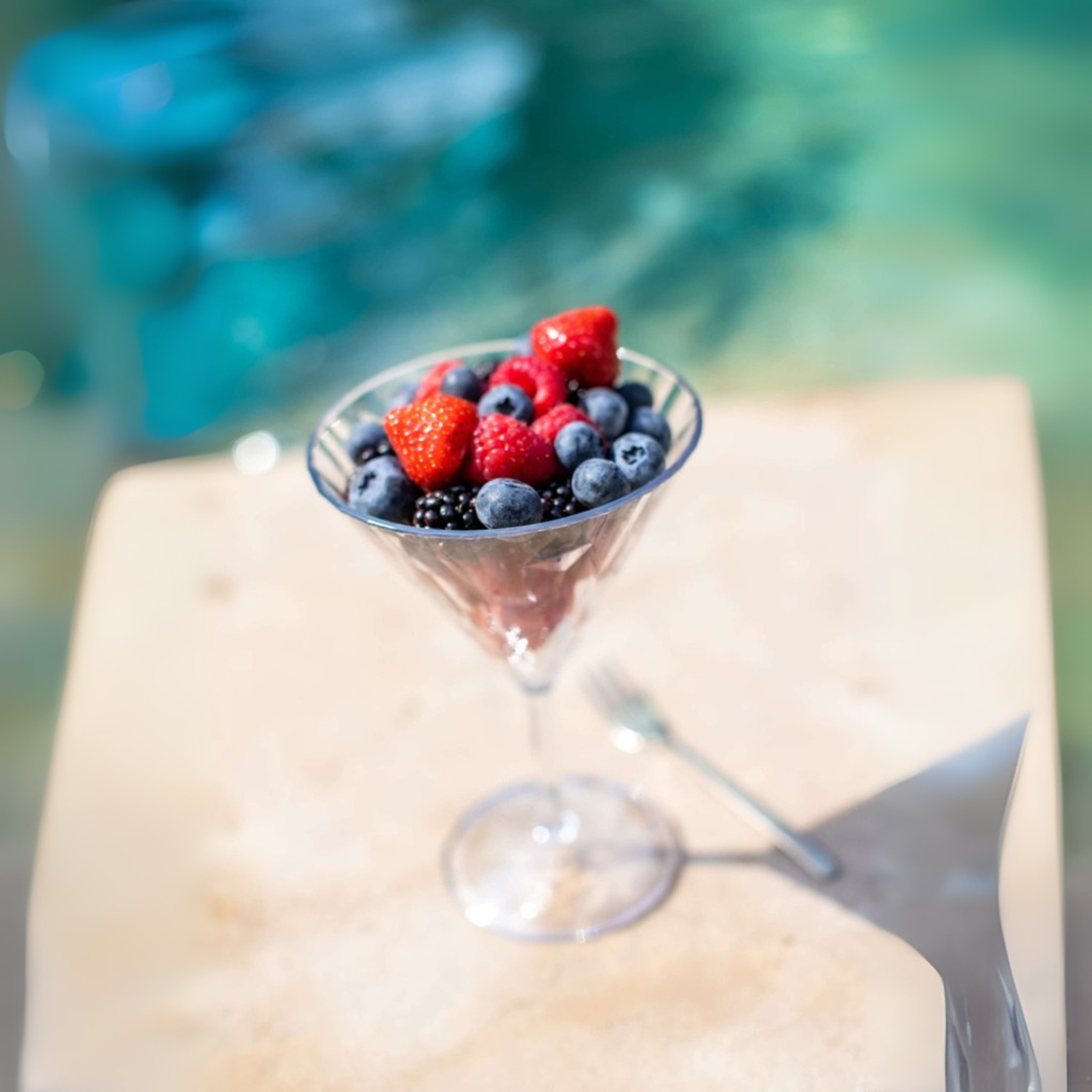 Koziol Superglas Club No. 12 cocktailglas van 250 ml gevuld met vers fruit – multifunctioneel en duurzaam.