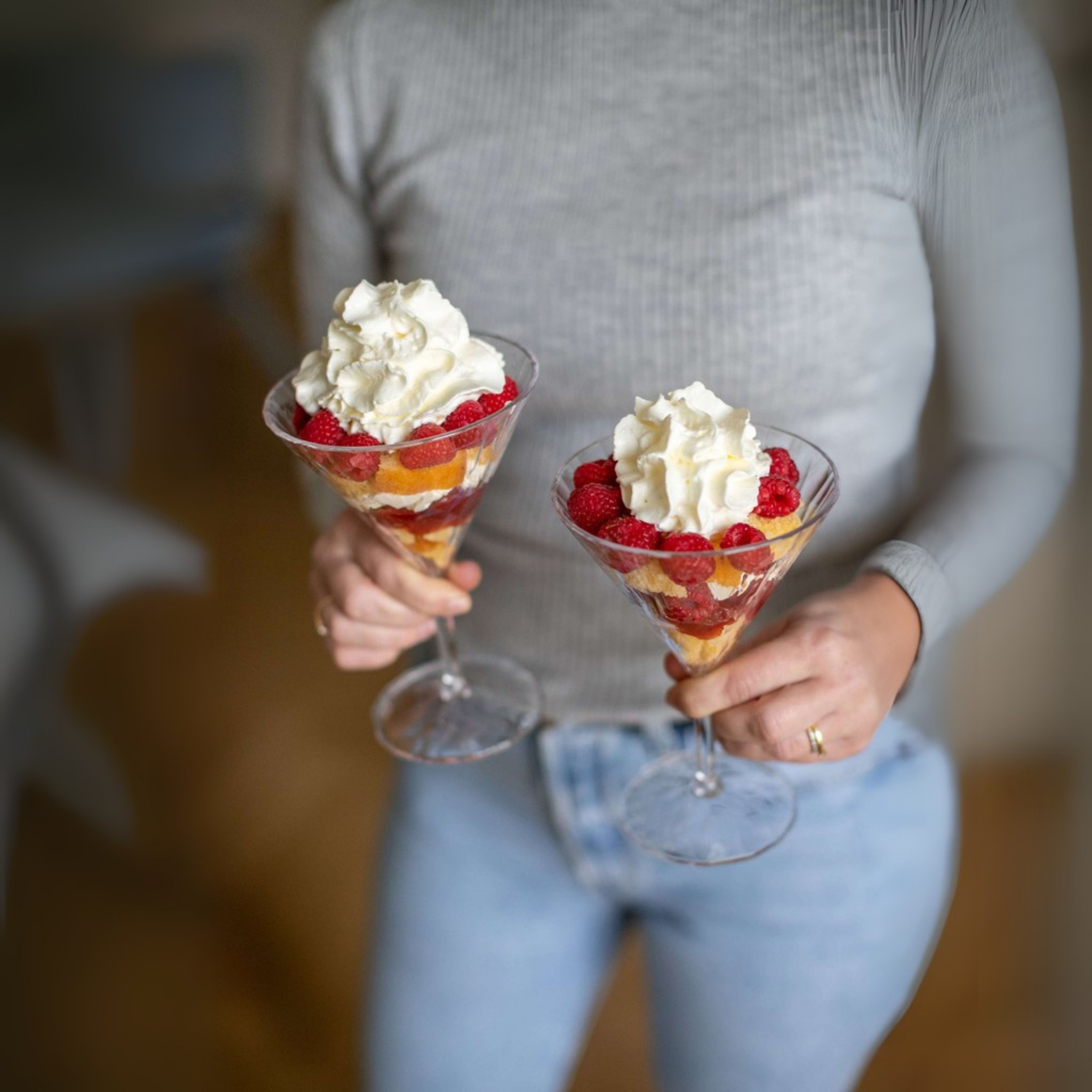 Koziol Superglas Club No. 12 cocktailglazen van 250 ml gevuld met fruit en slagroom, ideaal ook als dessertglas.