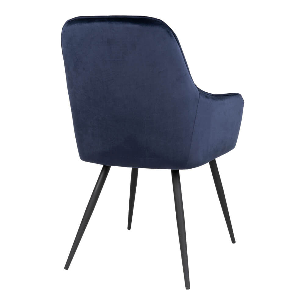 Achterzijde van de Harbo eetkamerstoel in donkerblauw velvet met zwarte metalen poten – moderne en elegante stoel van House Nordic.