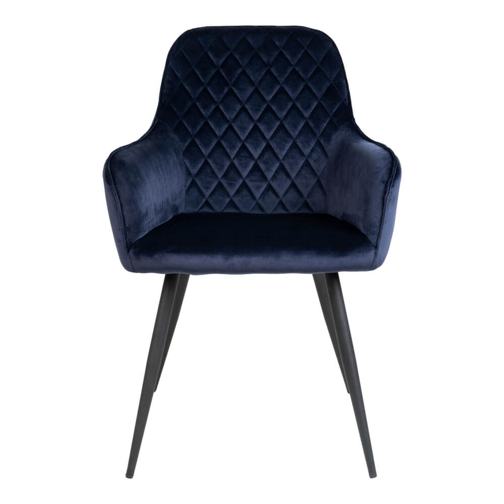 Voorzijde van de Harbo eetkamerstoel in donkerblauw velvet met zwarte metalen poten – elegante en comfortabele stoel van House Nordic voor de eetkamer.