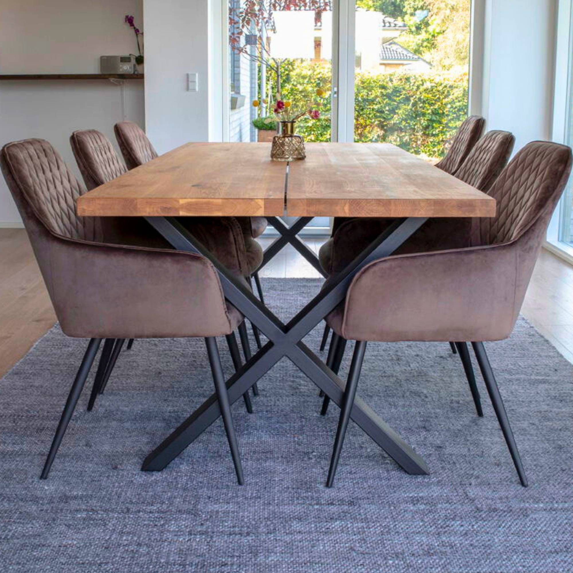 Set van Harbo eetkamerstoelen in bruin velvet rond een houten eettafel – Scandinavisch geïnspireerde eetkamer met moderne accenten van House Nordic.