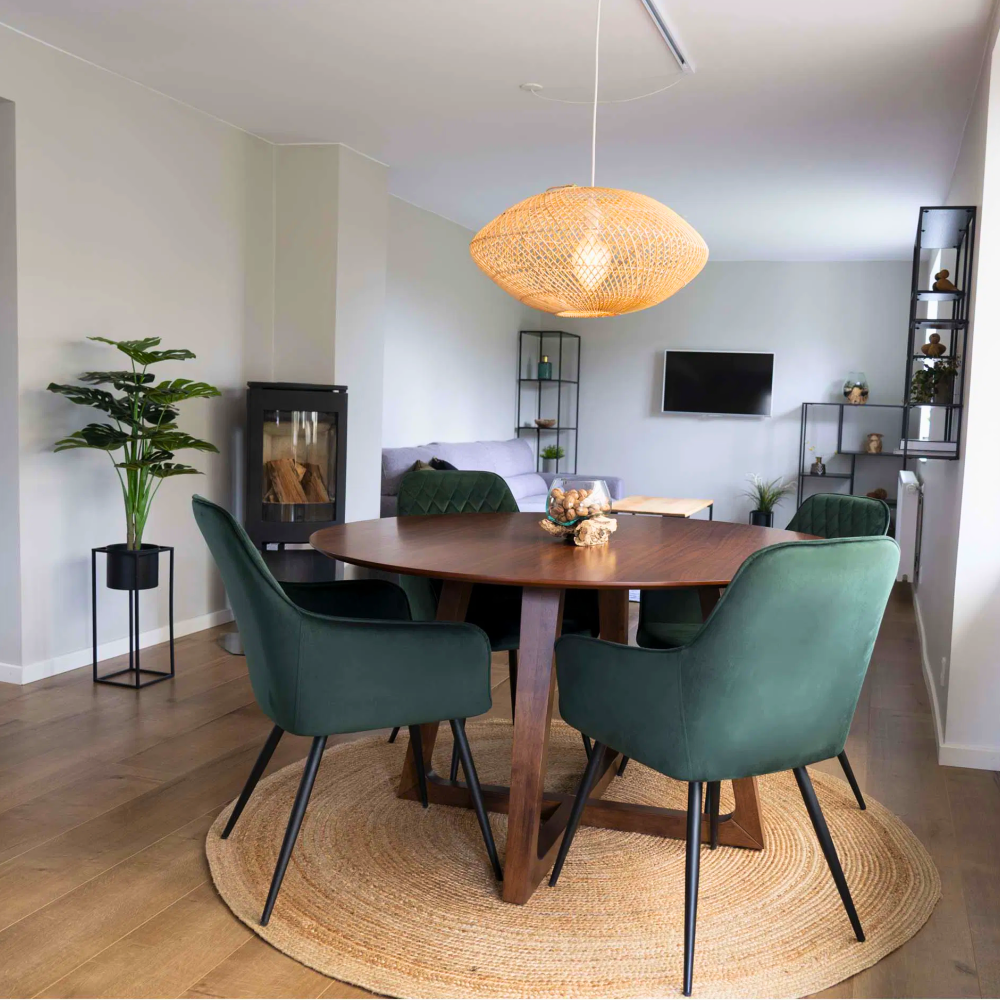 Set van Harbo eetkamerstoelen in groen velvet rond een houten eettafel – Scandinavisch geïnspireerde eetkamer met moderne accenten van House Nordic.