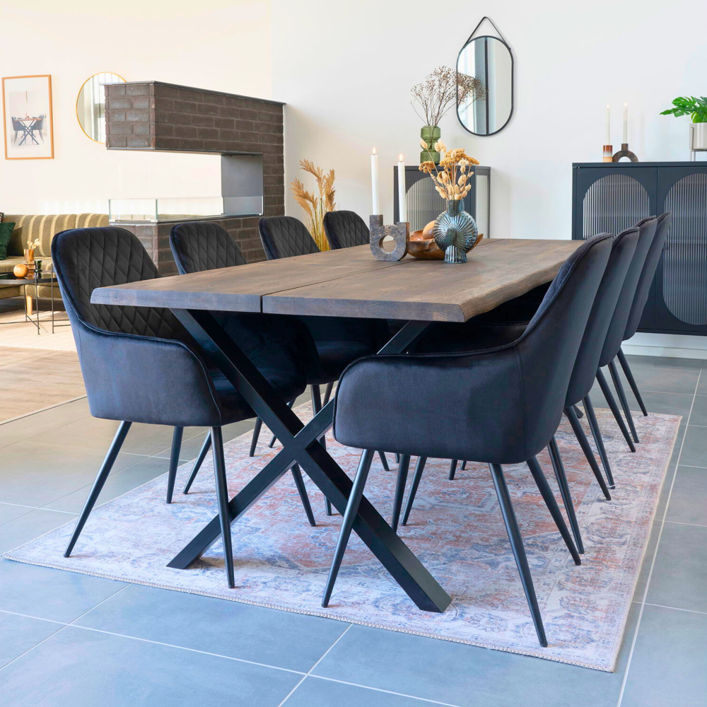 Set van Harbo eetkamerstoelen in zwart velvet met zwarte metalen poten rond een moderne eettafel – stijlvolle eetkamerinrichting van House Nordic.