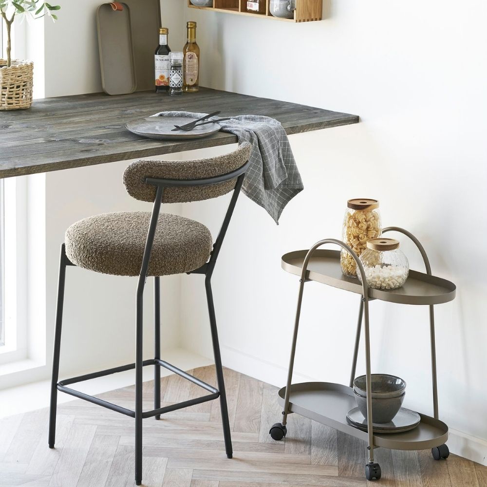 Sfeerfoto van de House Nordic Badalona barkruk in bruin ouclé.