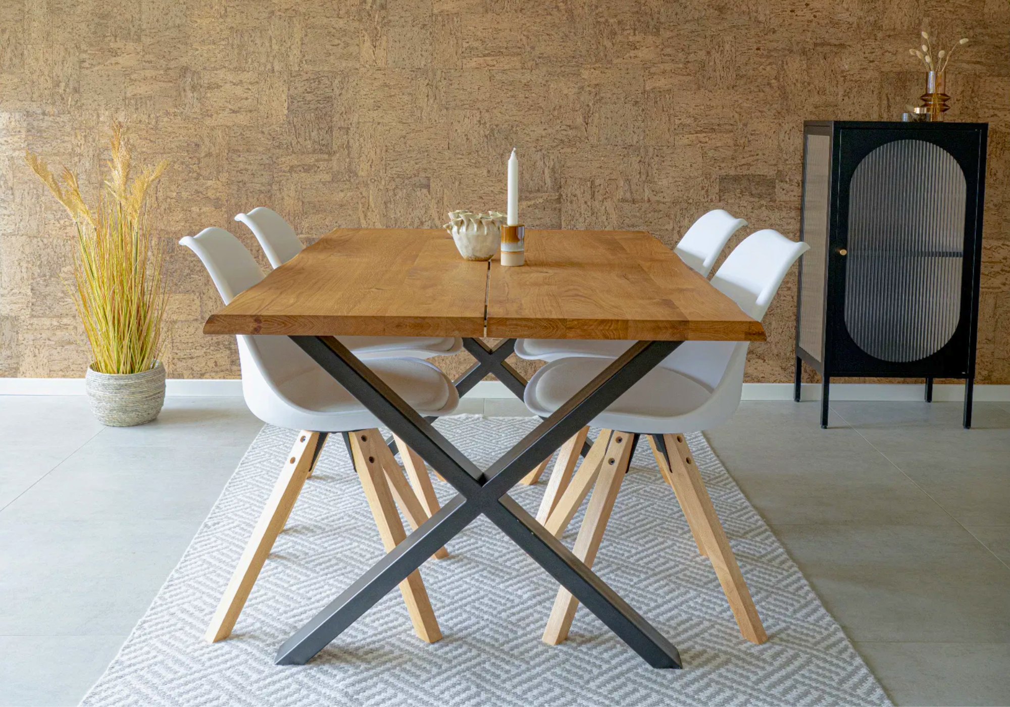 Moderne eetkamer met witte House Nordic Bergen eetkamerstoelen met houten poten aan een houten tafel in Scandinavisch interieur.
