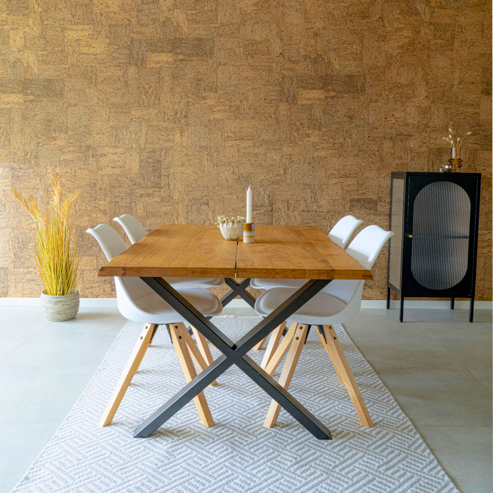 Moderne eetkamer met House Nordic Bergen eetkamerstoelen in wit met houten poten rond een houten eettafel.