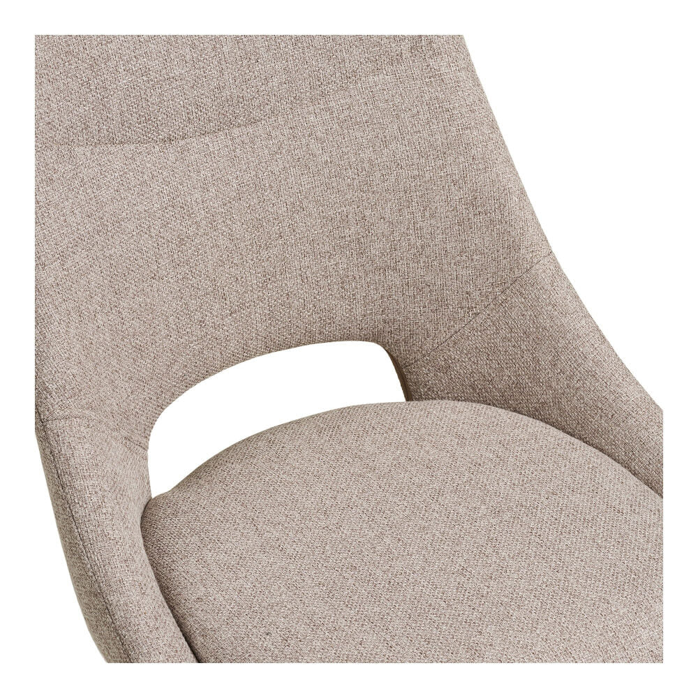 Close-up van de zandkleurige House Nordic Dokka eetkamerstoel met zachte polyester bekleding en ergonomische rugleuning met opening – Scandinavisch design voor optimaal zitcomfort.