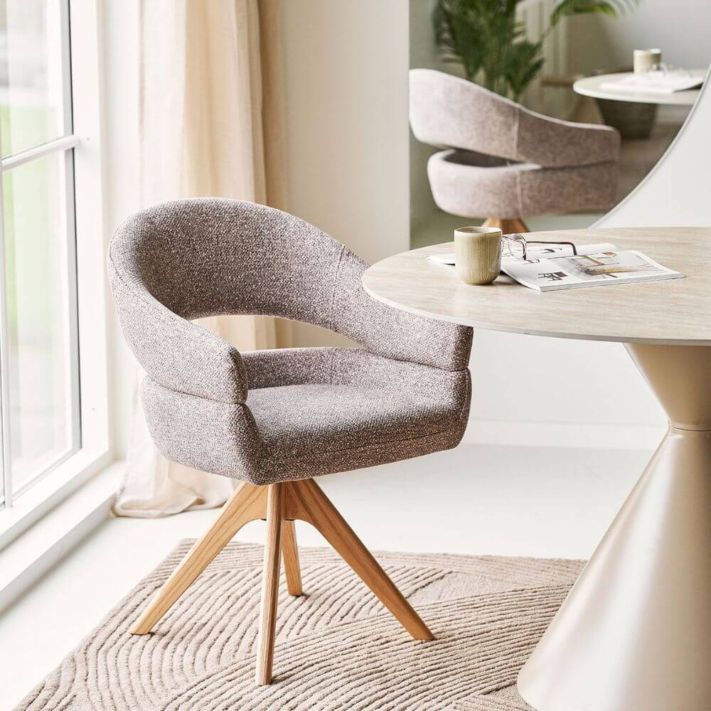 House Nordic Dover eetkamerstoel in bruin stof bij ronde eettafel in Scandinavisch interieur.