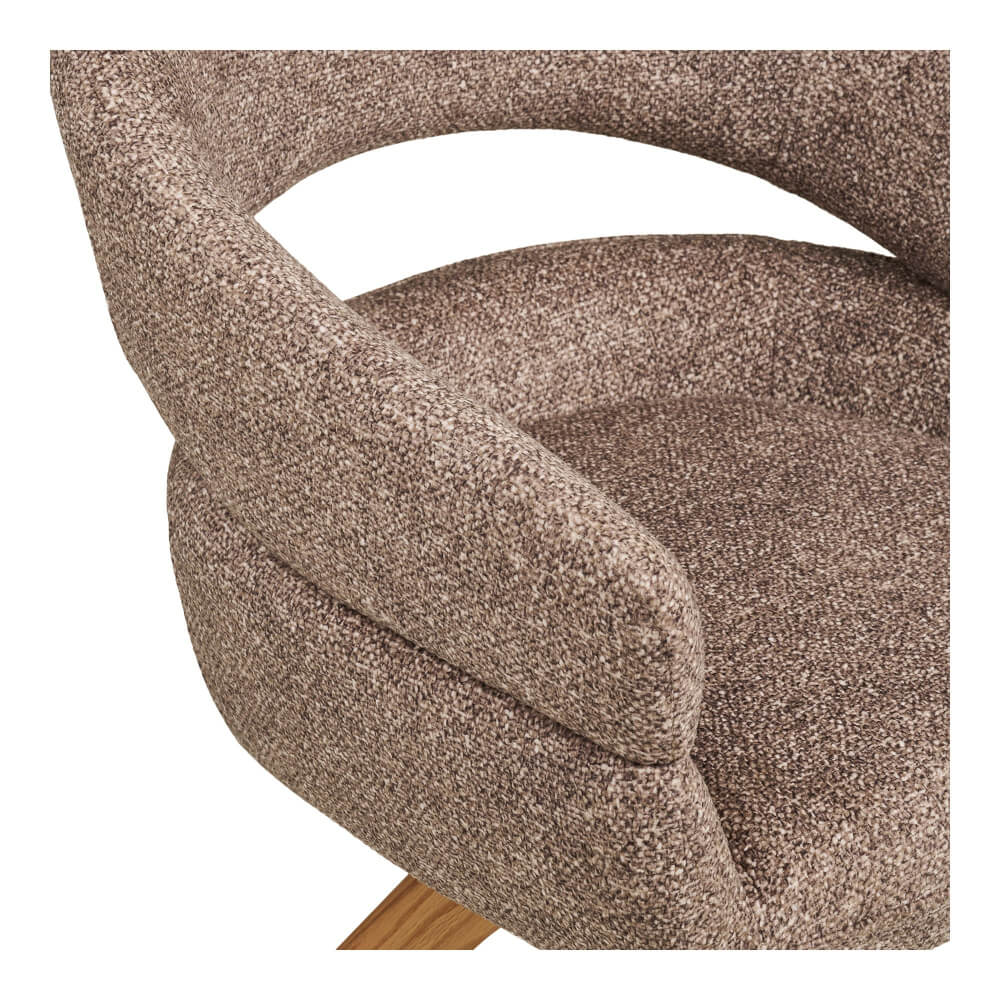 Detail van de bruine stof en armleuning van de House Nordic Dover eetkamerstoel.