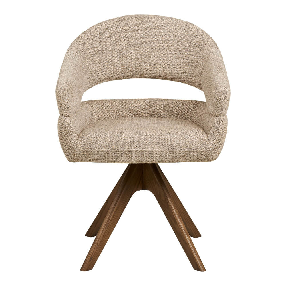 Vooraanzicht van de House Nordic Dover eetkamerstoel in zandkleurige stof met eikenhouten poten.