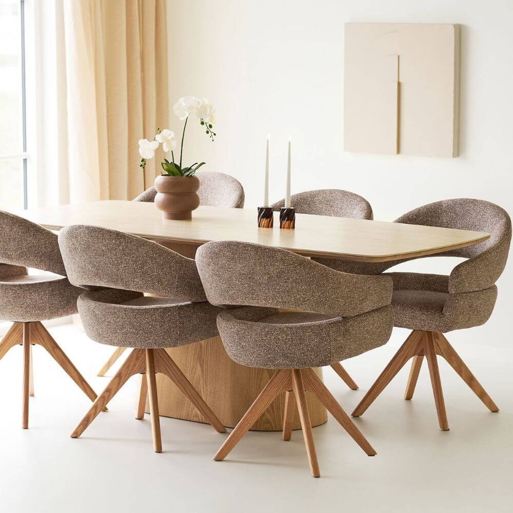 House Nordic Dover eetkamerstoelen aan een eettafel in een Scandinavisch en modern interieur.