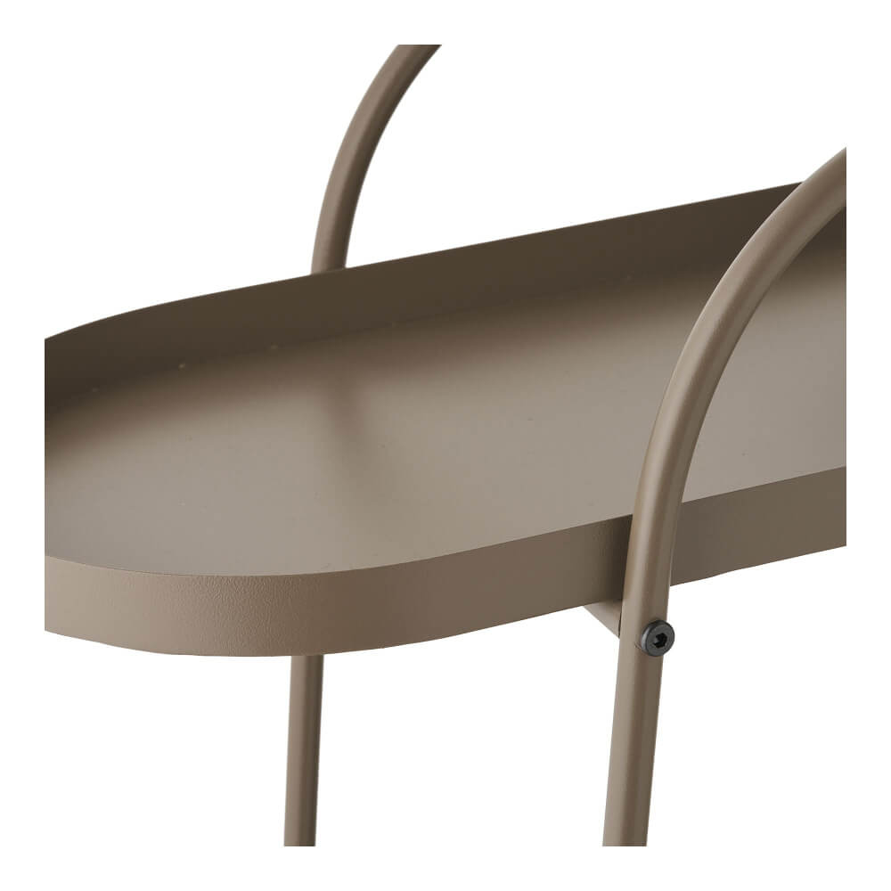 Detail van het bovenste plateau van de House Nordic Empoli serveerwagen in bruin staal – afgeronde vormen en stevig metalen frame.