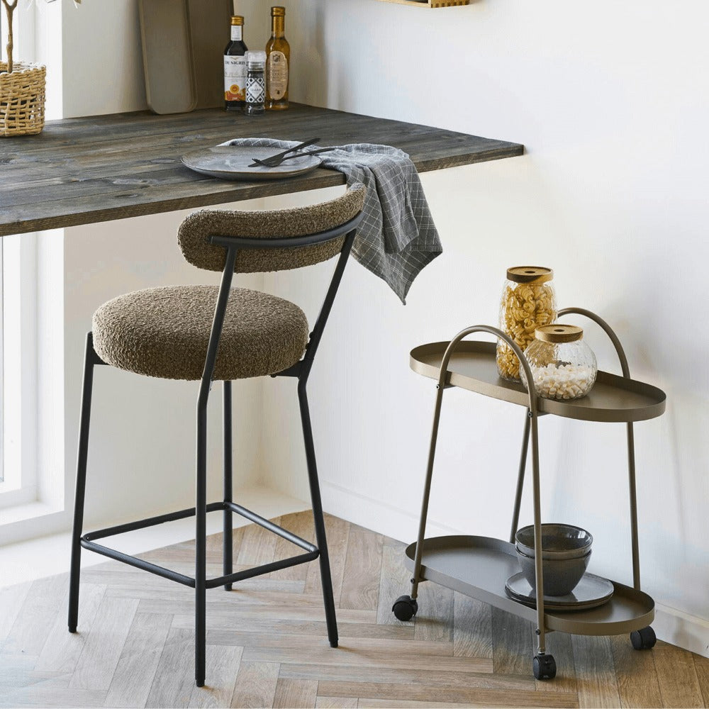 House Nordic Empoli serveerwagen in bruin staal – elegante drankentrolley naast een keukeneiland in een Scandinavisch interieur.