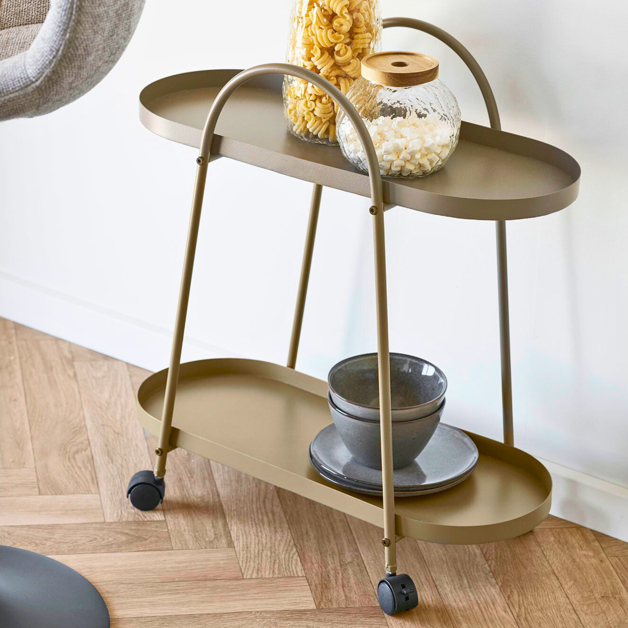 House Nordic Empoli serveerwagen in bruin staal – stijlvolle drankentrolley met twee ovale plateaus, decoratief gebruikt in een Scandinavisch interieur.