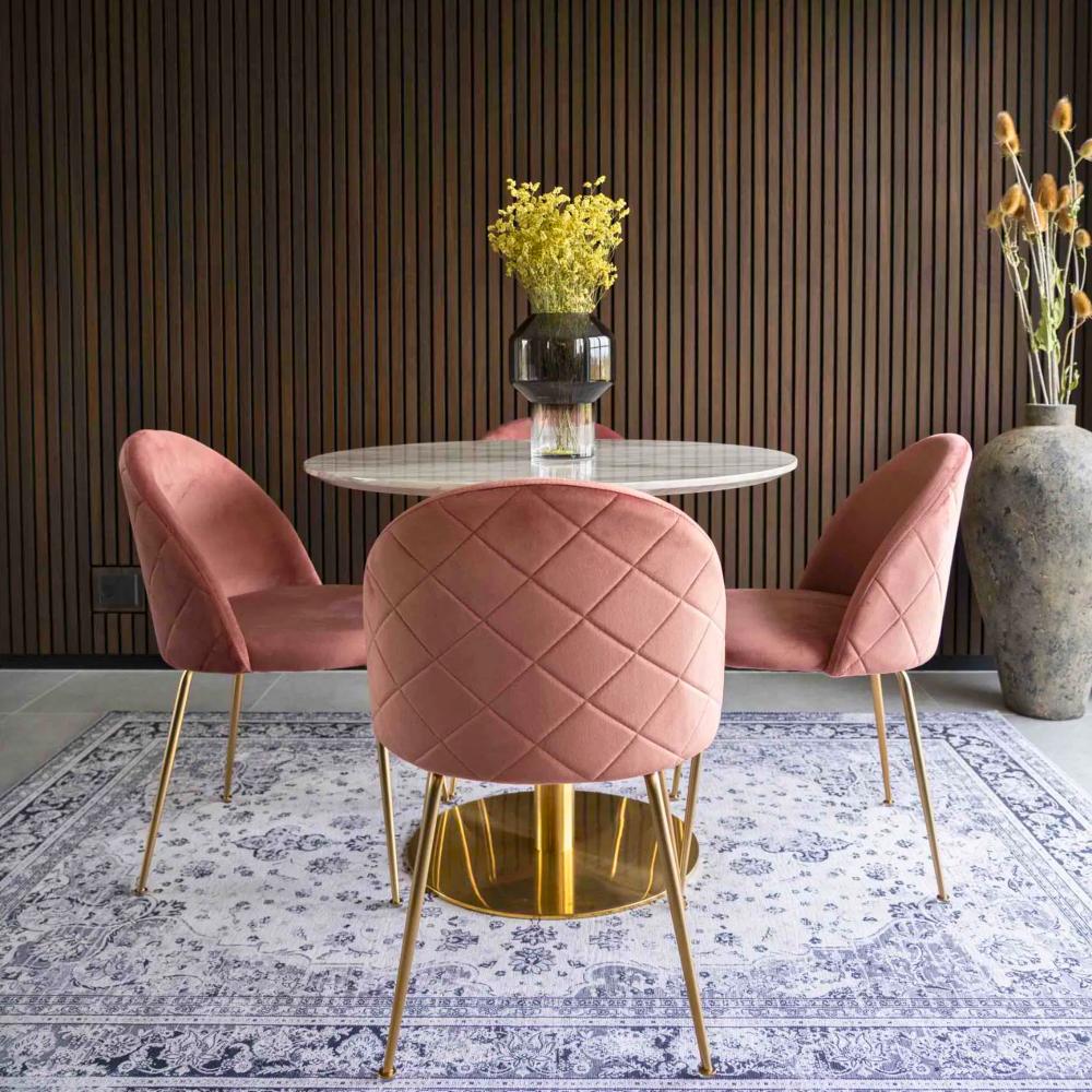 Set van roze velvet House Nordic Geneve eetkamerstoelen met gouden poten rond een marmeren eettafel in modern Scandinavisch interieur.
