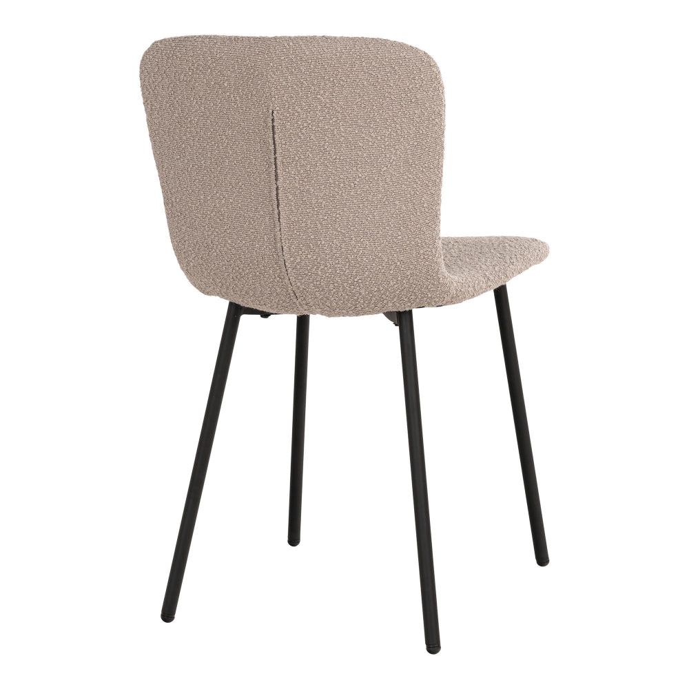 Achteraanzicht van de Halden eetkamerstoel van House Nordic in beige bouclé met zwarte metalen poten, Scandinavische stijl.