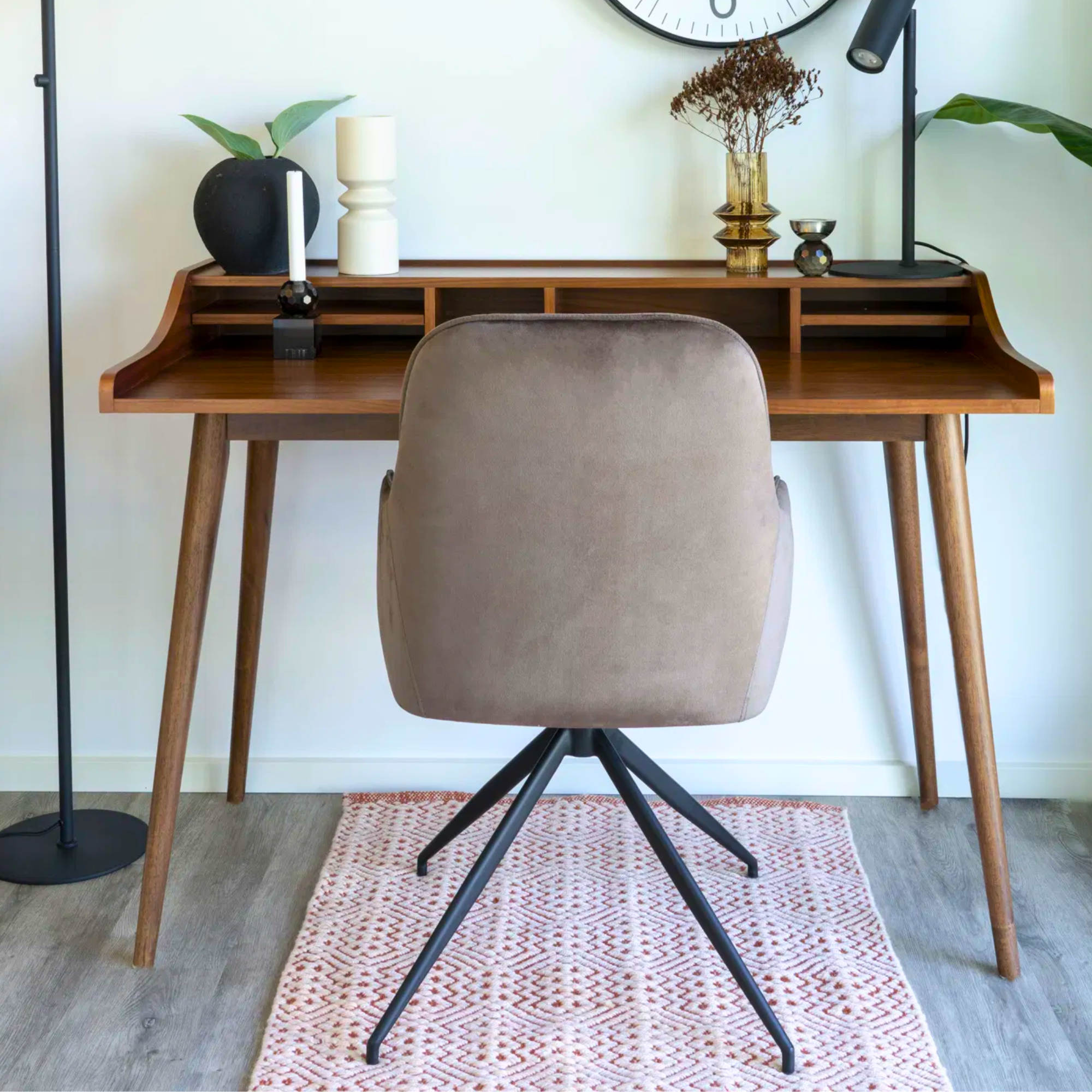 Achteraanzicht van de House Nordic Harbo eetkamerstoel in lichtbruin velvet met zwarte metalen poten, geplaatst aan een houten bureau in Scandinavische stijl.