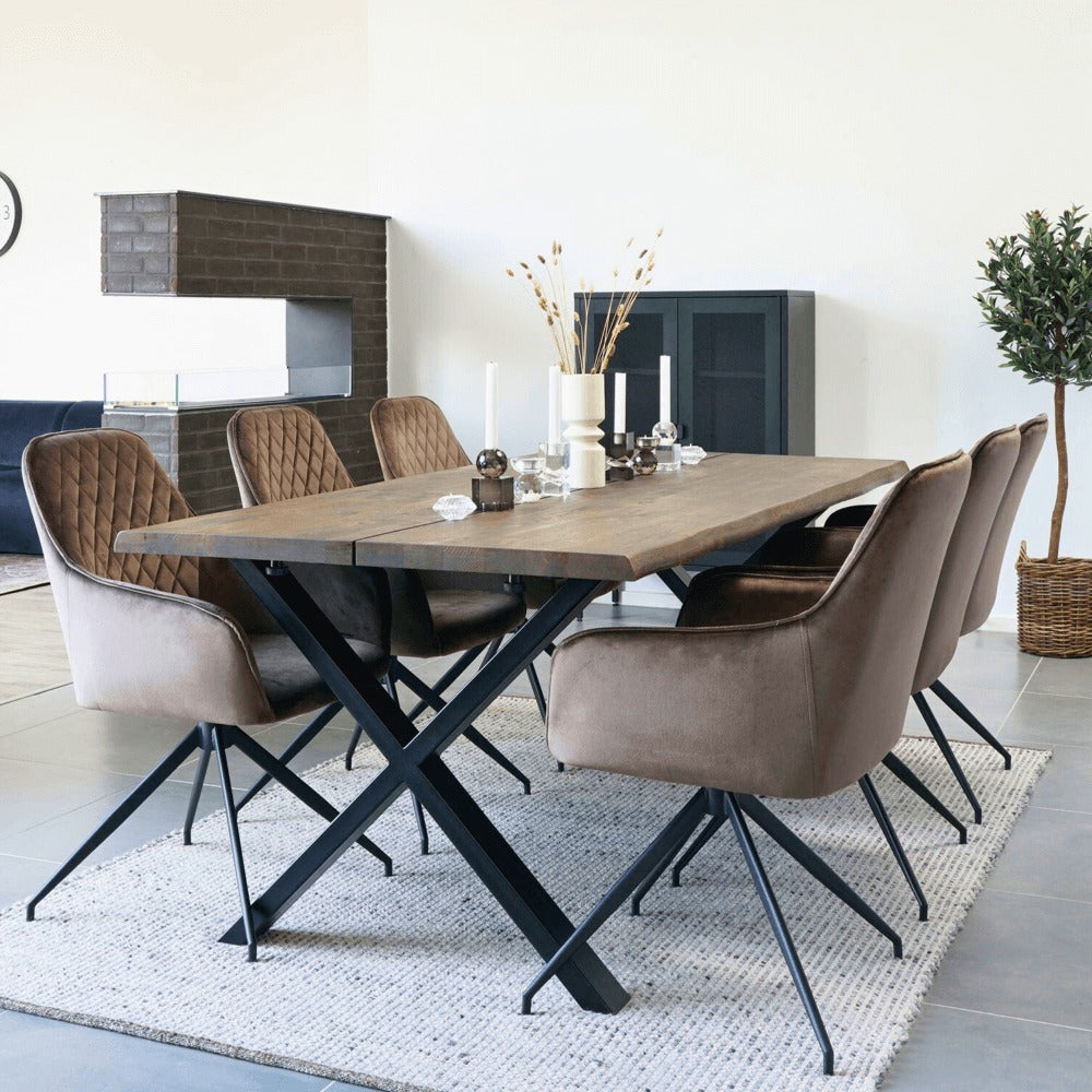 Moderne eetkamer met House Nordic Harbo eetkamerstoelen in lichtbruin velvet rond een houten tafel in Scandinavisch interieur.