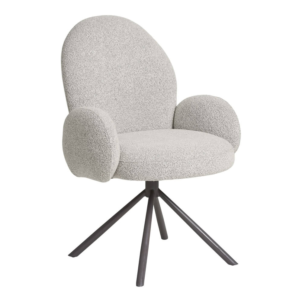 House Nordic Lana eetkamerstoel met armleuningen in zandkleurige bouclé stof en grijze metalen poten, draaibaar design.