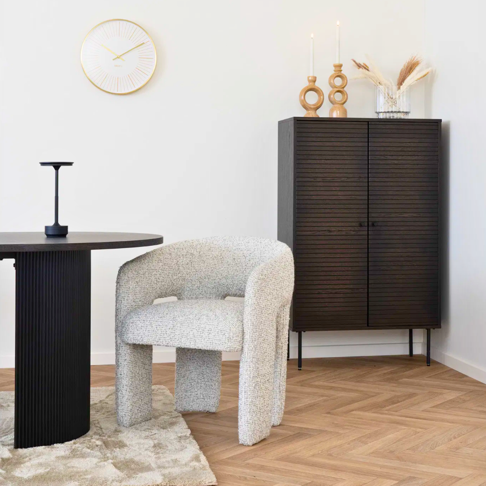 House Nordic Lyneham LED tafellamp in zwart op een moderne eettafel in een stijlvol ingericht interieur met kast en stoel.