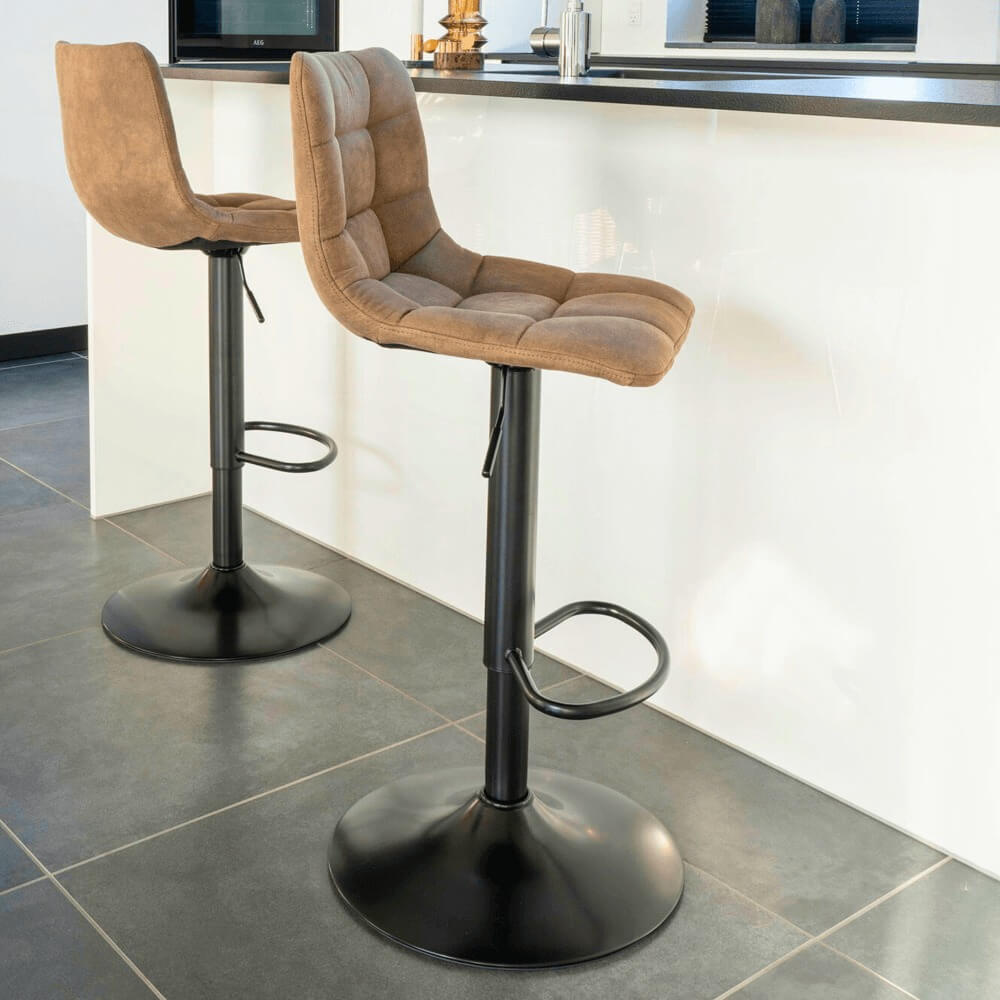 Set van twee House Nordic Middelfart barkrukken in lichtbruin microvezel met zwarte poot – stijlvolle barkrukken aan keukenbar.