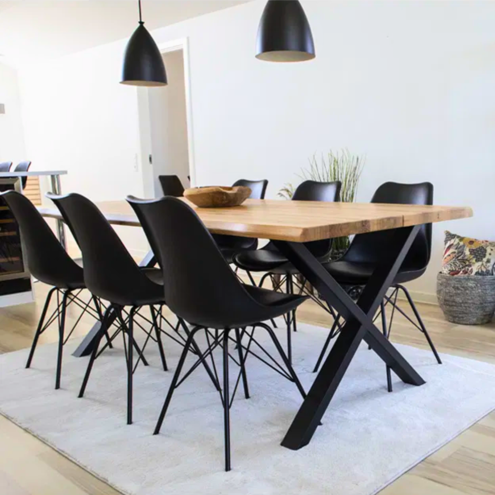 Zwarte House Nordic Oslo eetkamerstoelen rond een eikenhouten tafel in Scandinavische eetkamer met minimalistisch interieurdesign.