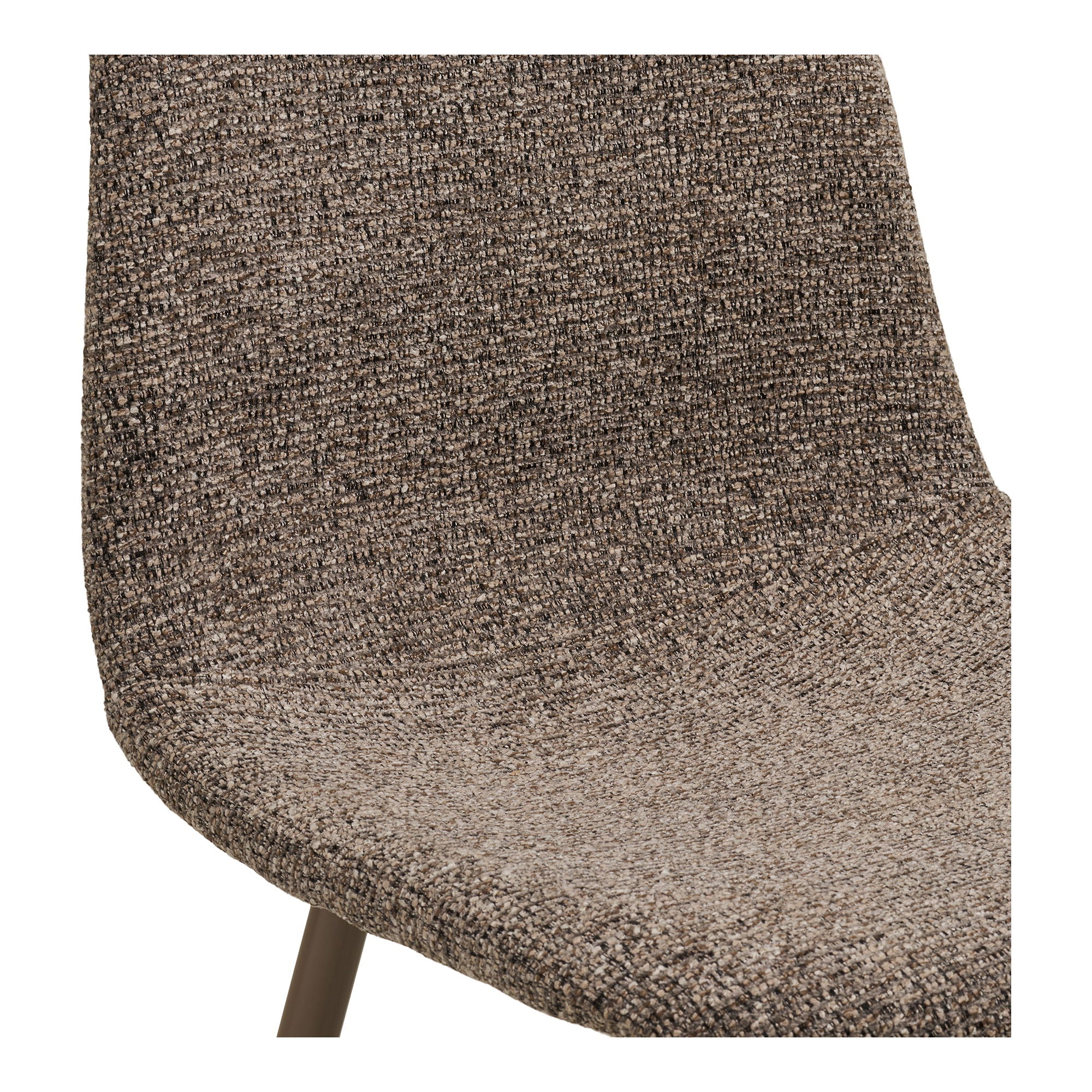 Close-up van de bruine House Nordic Stockholm eetkamerstoel met zachte polyester bekleding en metalen poten.