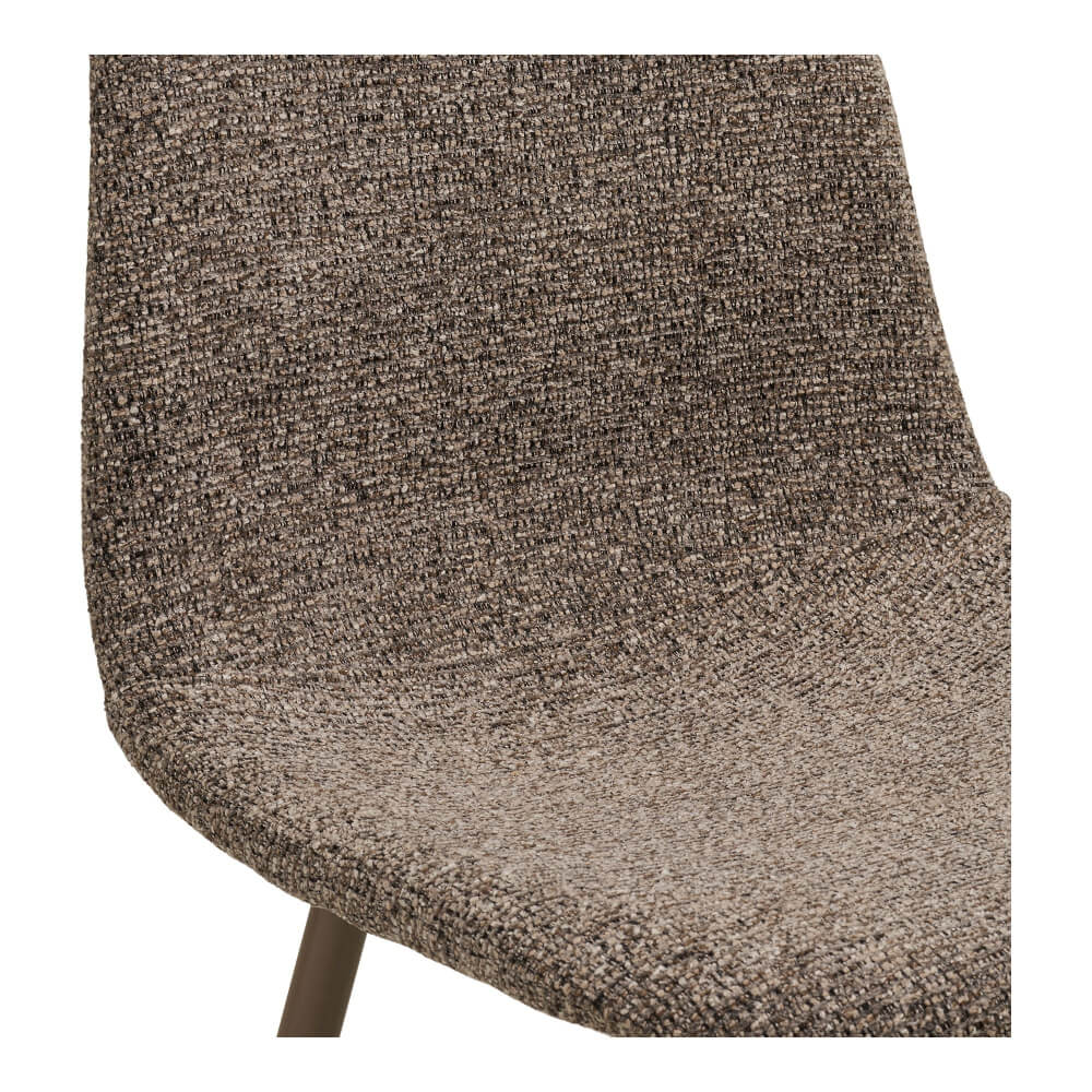 Close-up van de bruine House Nordic Stockholm eetkamerstoel met zachte polyester bekleding en metalen poten.