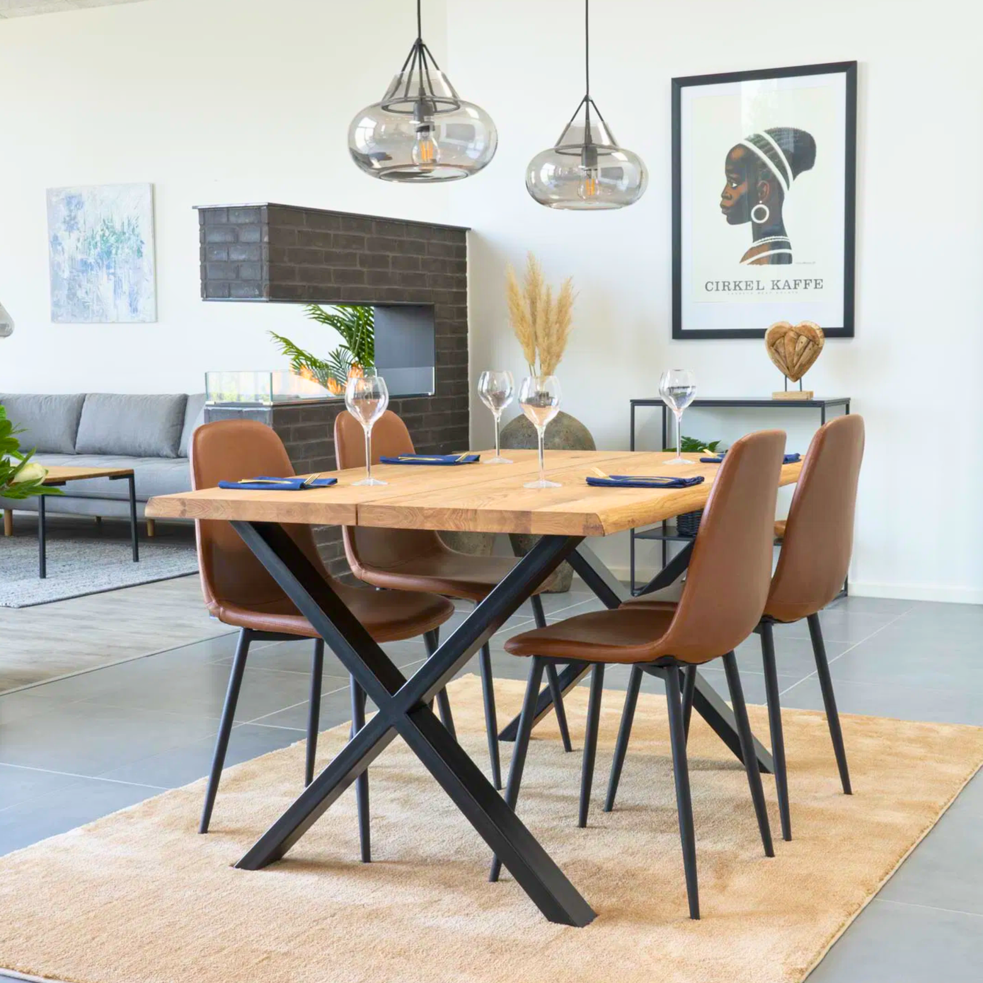 Set van House Nordic Stockholm eetkamerstoelen in bruin PU-leer aan een houten eettafel in een moderne Scandinavische eetkamer.