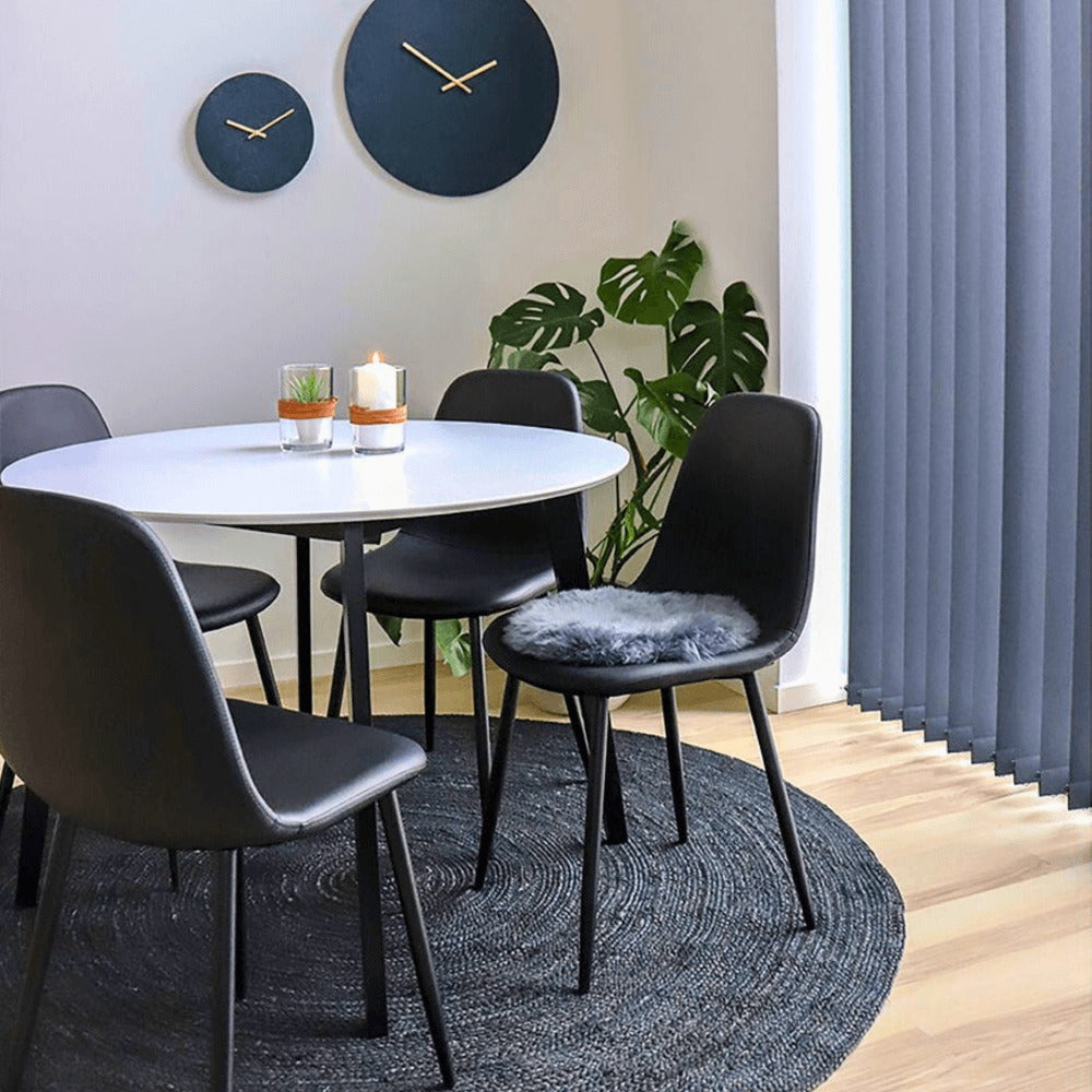 Zwarte leren House Nordic Stockholm eetkamerstoelen set van 2, rond witte eettafel met Scandinavisch interieur – stijlvolle moderne eetkamerinspiratie.