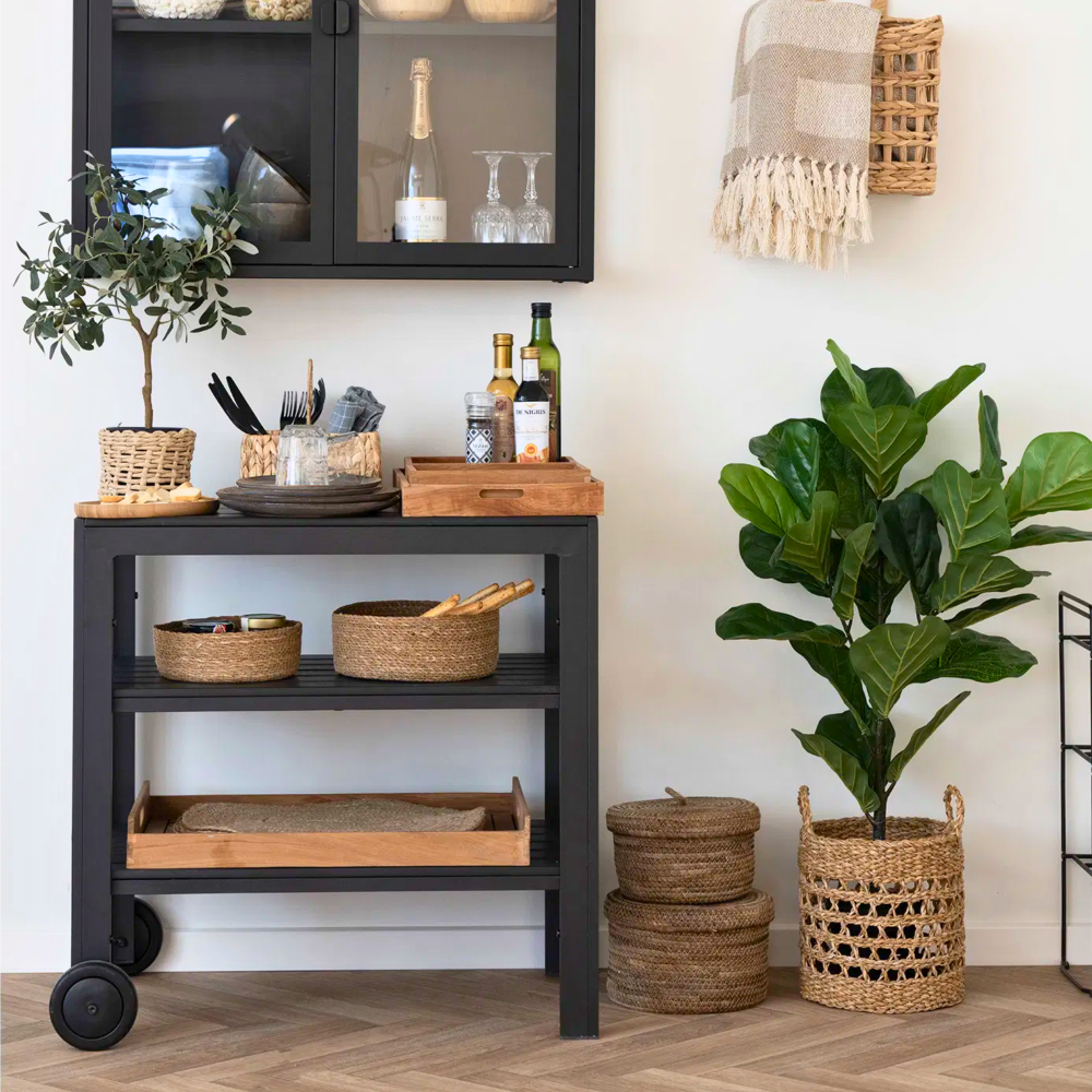 House Nordic Taormina serveerwagen zwart – theewagen gebruikt als drankentrolley in woonkamer.