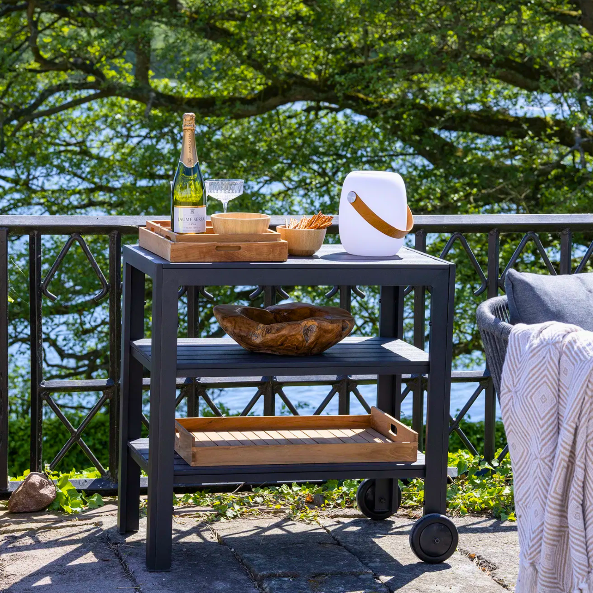 House Nordic Taormina serveerwagen zwart – stijlvolle drankentrolley in interieur.