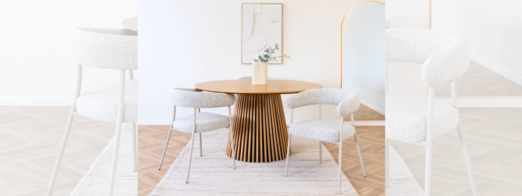 Set van twee Trivio eetkamerstoelen in zandkleurig bouclé rond een houten eettafel in Scandinavisch interieur. House Nordic.
