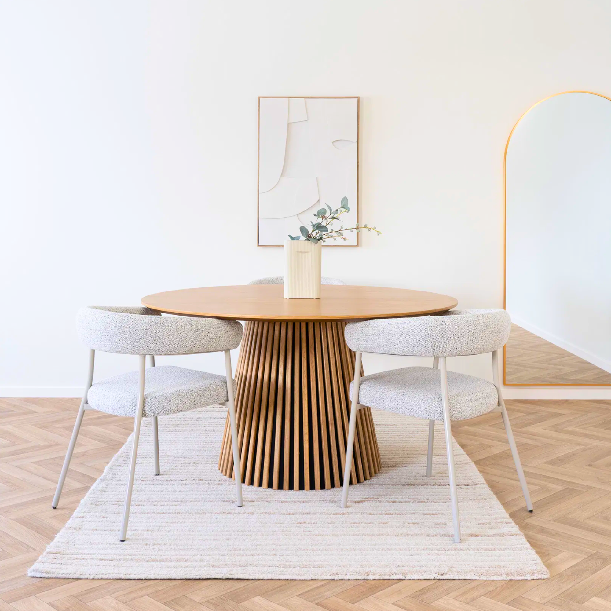 Set van House Nordic Trivio eetkamerstoelen in zandkleurige bouclé rond houten eettafel – Scandinavisch interieur.