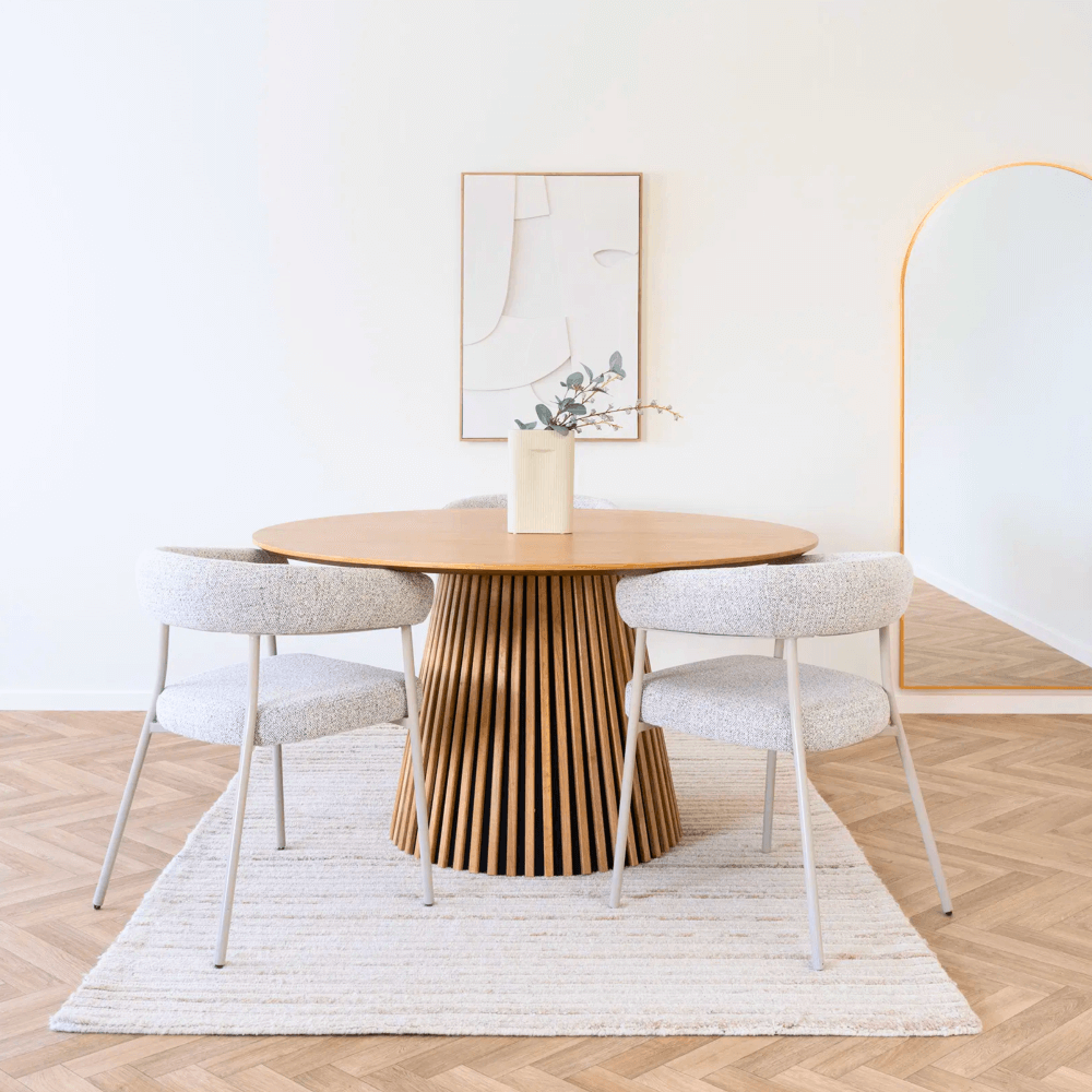 Set van House Nordic Trivio eetkamerstoelen in zandkleurige bouclé rond houten eettafel – Scandinavisch interieur.