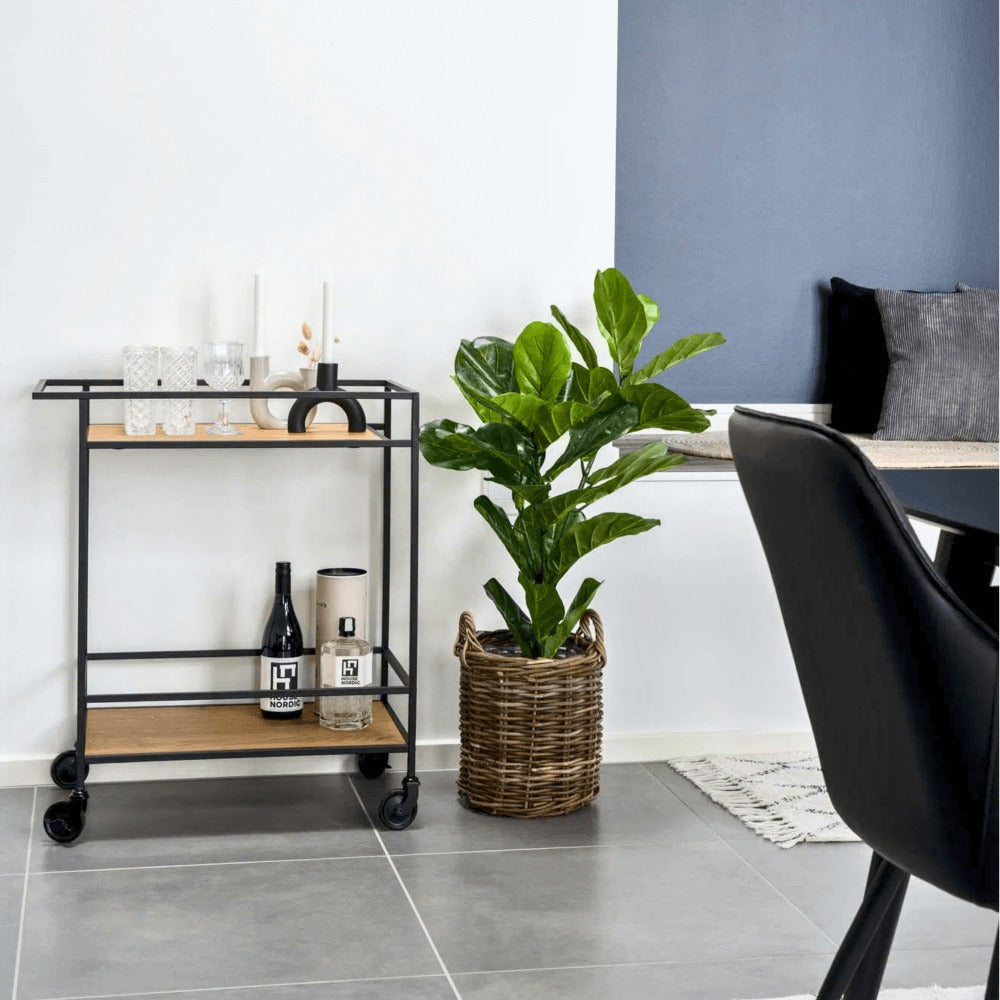 House Nordic Vita serveerwagen in bruin hout met zwart metalen frame – stijlvolle drankentrolley met decoratie en planten in Scandinavisch interieur.