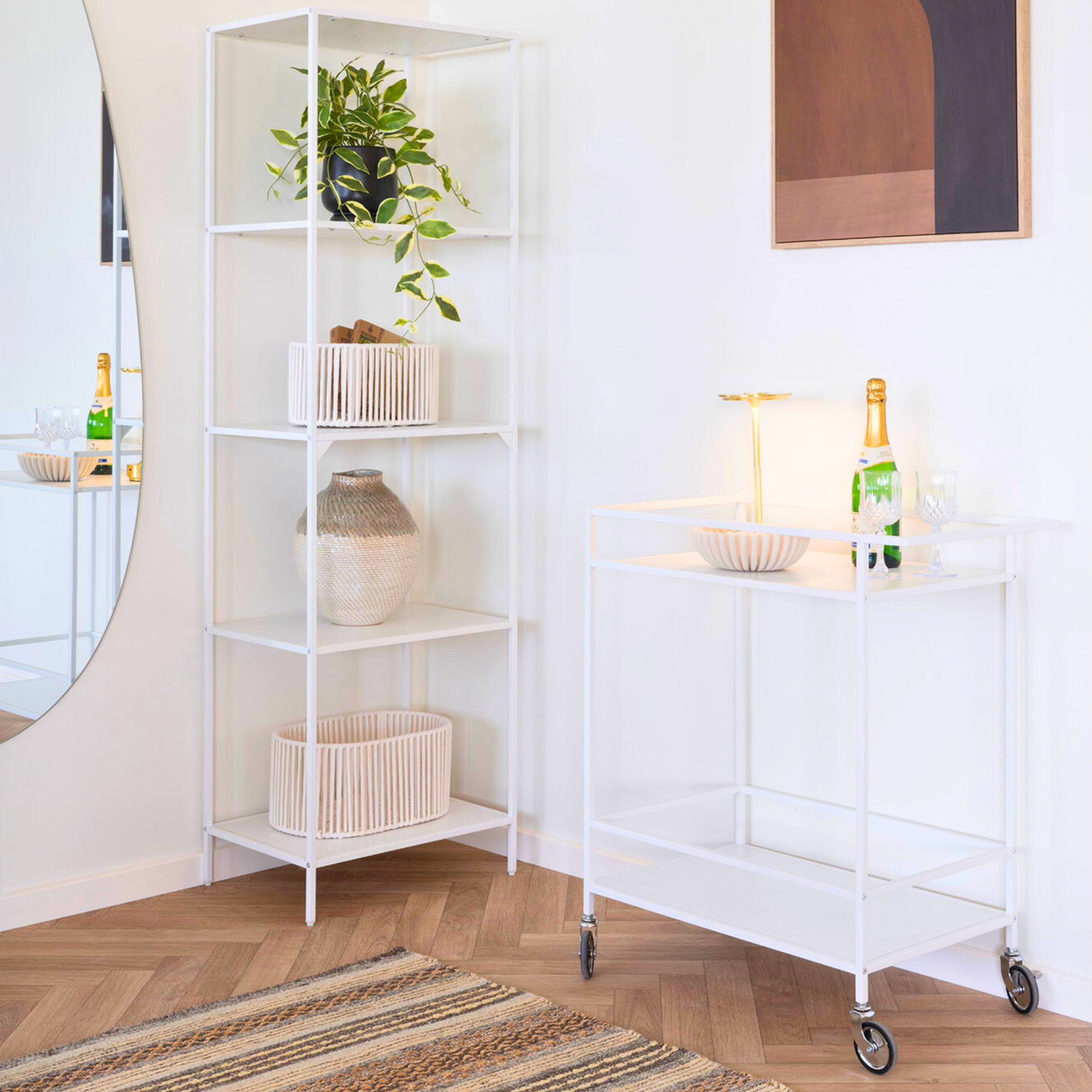 House Nordic Vita serveerwagen in wit met champagnefles en lamp in Scandinavisch interieur met houten vloer en wandkast.