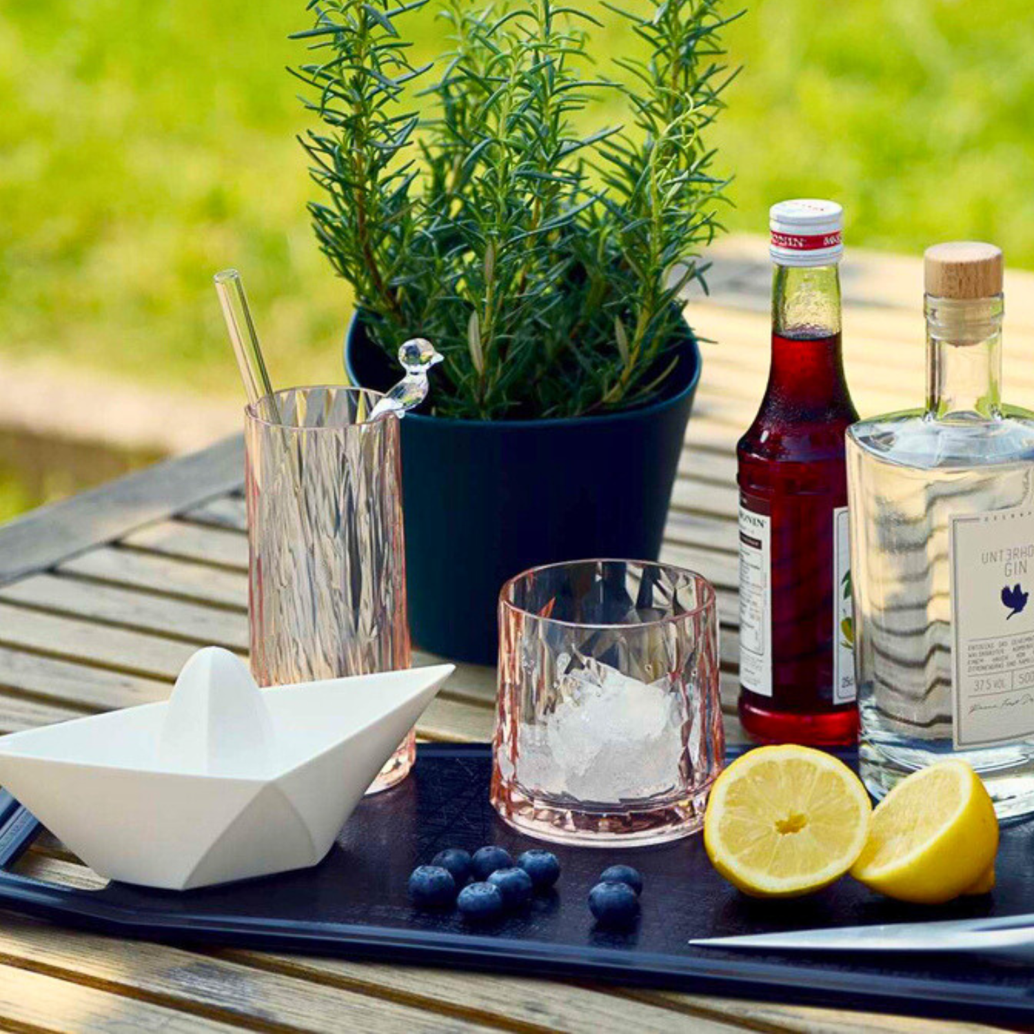 Twee design drinkglazen van Koziol met kristal-look, ideaal voor gin tonic, cocktails of frisdrank – modern en stijlvol glaswerk.
