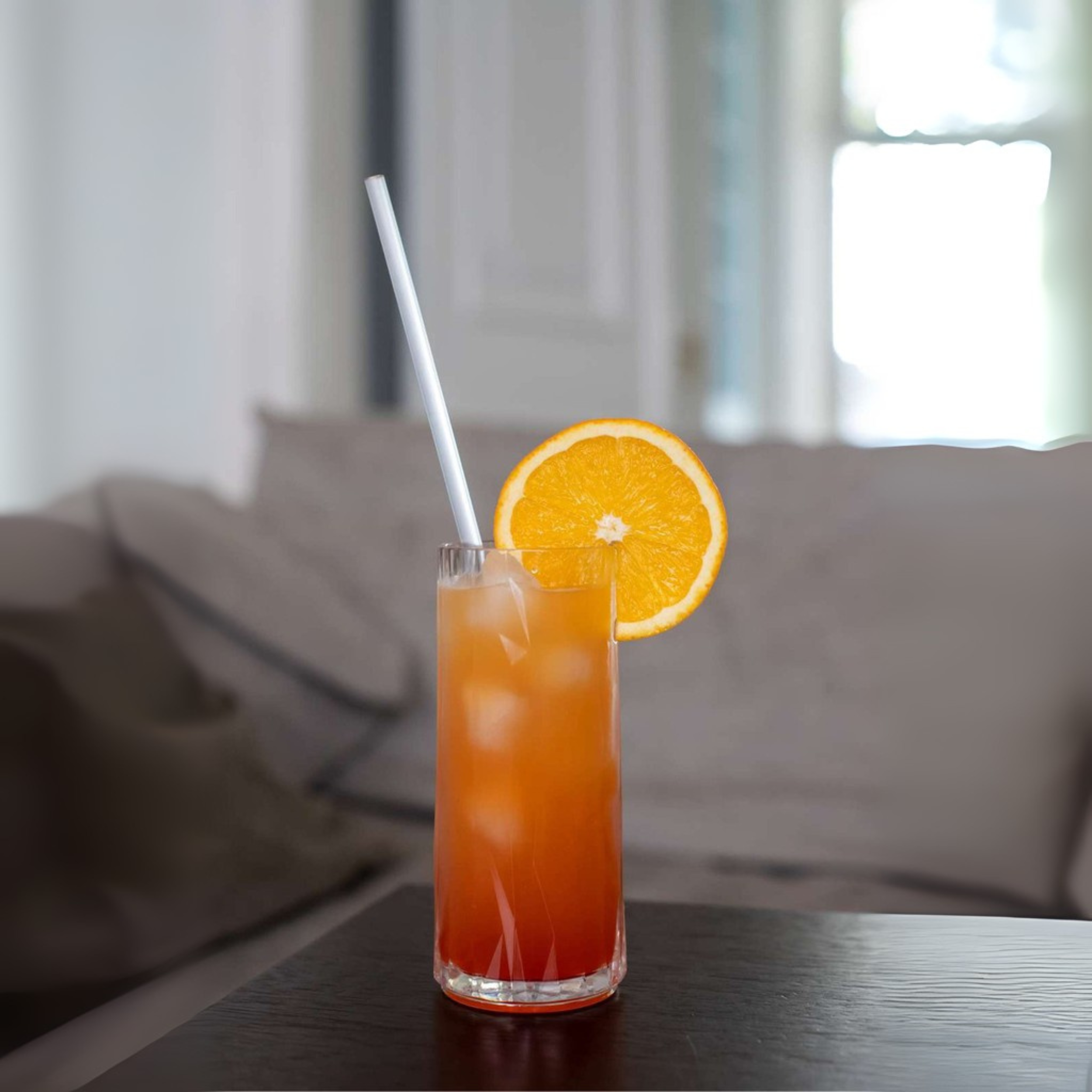 Koziol longdrinkglas 300 ml met cocktail en sinaasappel, geschikt voor warme en koude dranken.