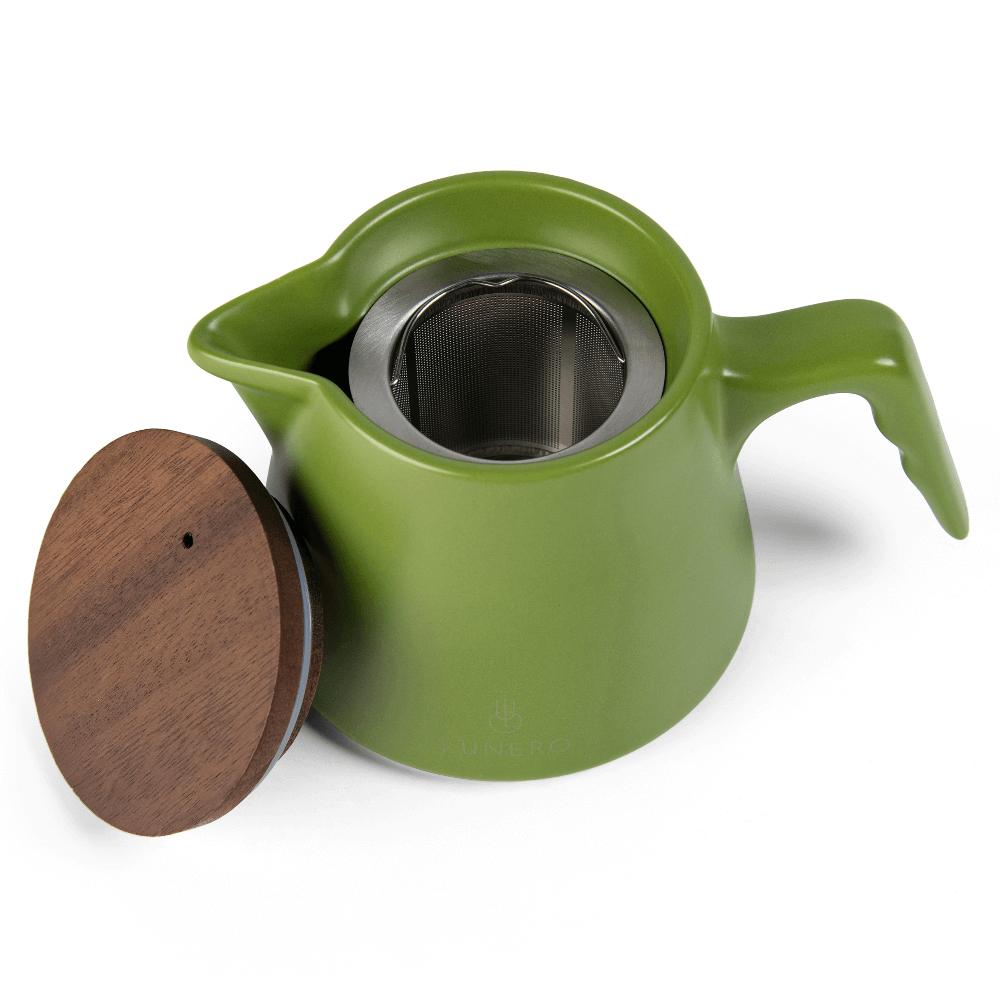 Groene keramische Lunero theepot met walnoothouten deksel en geïntegreerd theefilter.