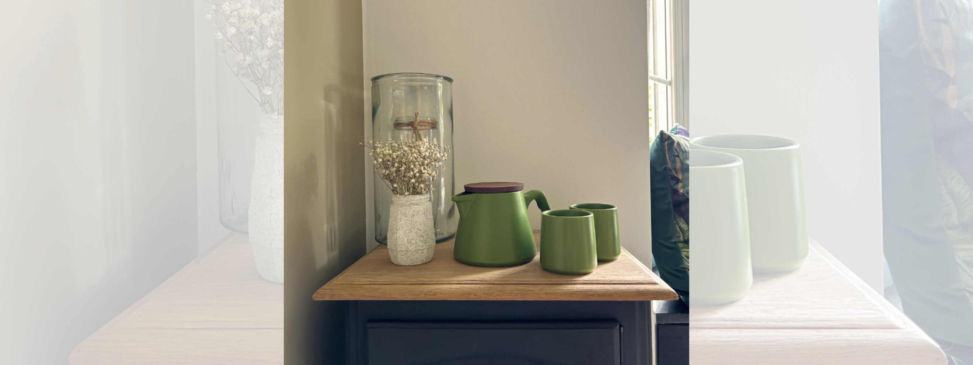 Lunero design theeset op houten tafel met groen keramiek en zachte interieurverlichting.