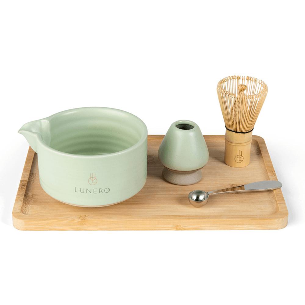 Matcha kom met whisk houder, bamboe whisk en maatlepel op houten plateau – Lunero Matcha set.